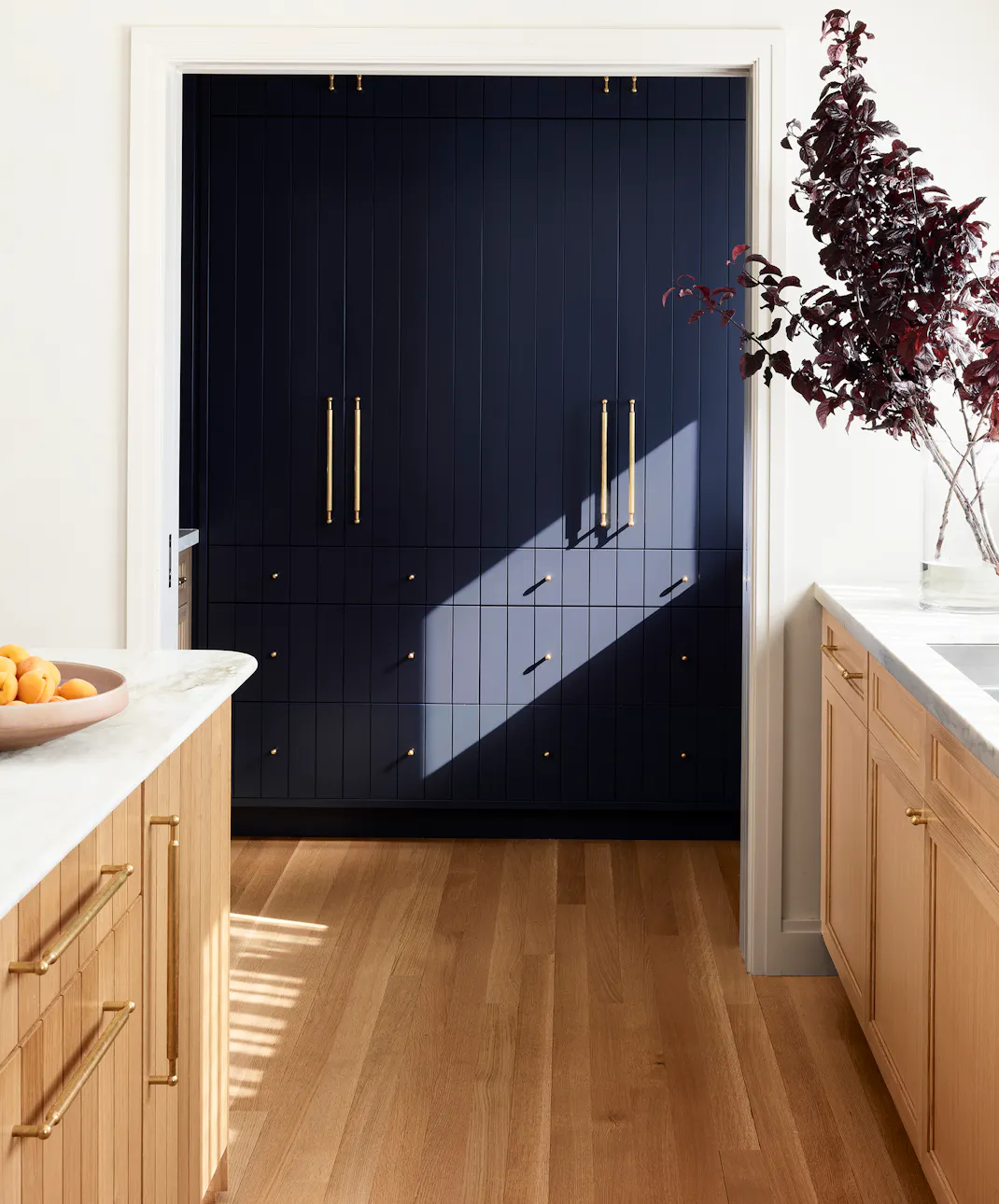 Andrew-Mann-Architecture-California-Hillside-Residence-Kitchen-Pantry-View