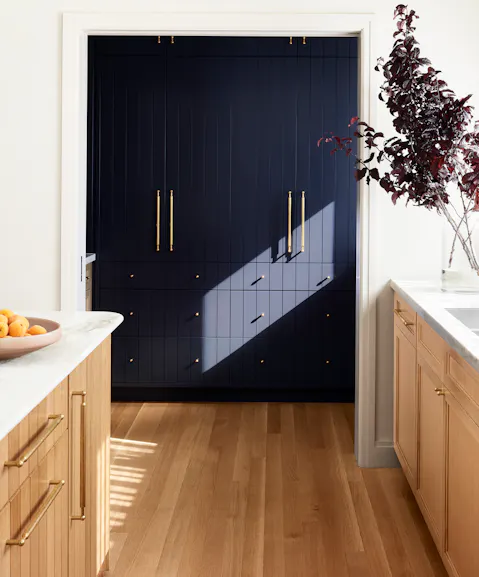 Andrew-Mann-Architecture-California-Hillside-Residence-Kitchen-Pantry-View