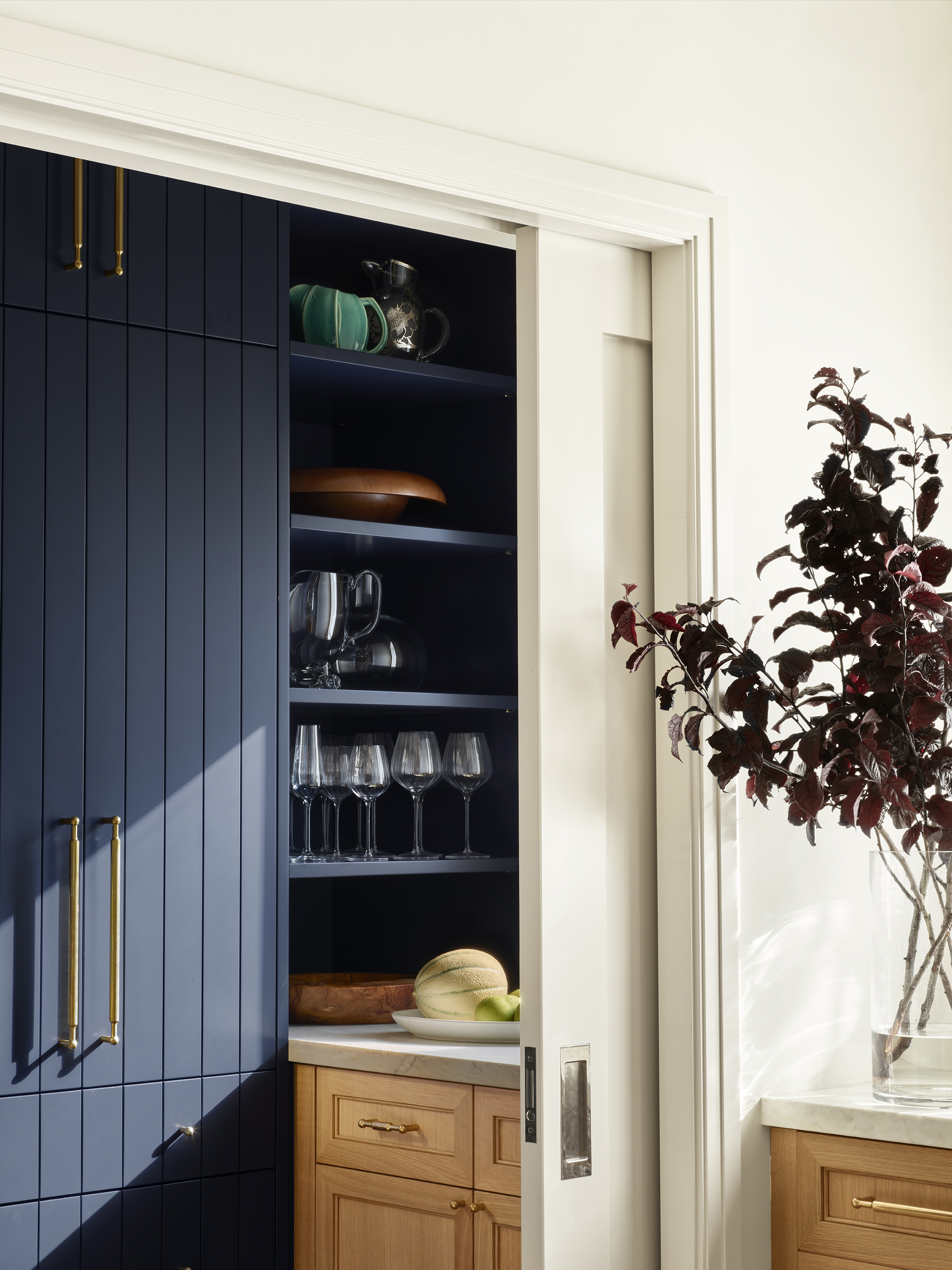 Andrew-Mann-Architecture-California-Hillside-Residence-Kitchen-Pantry