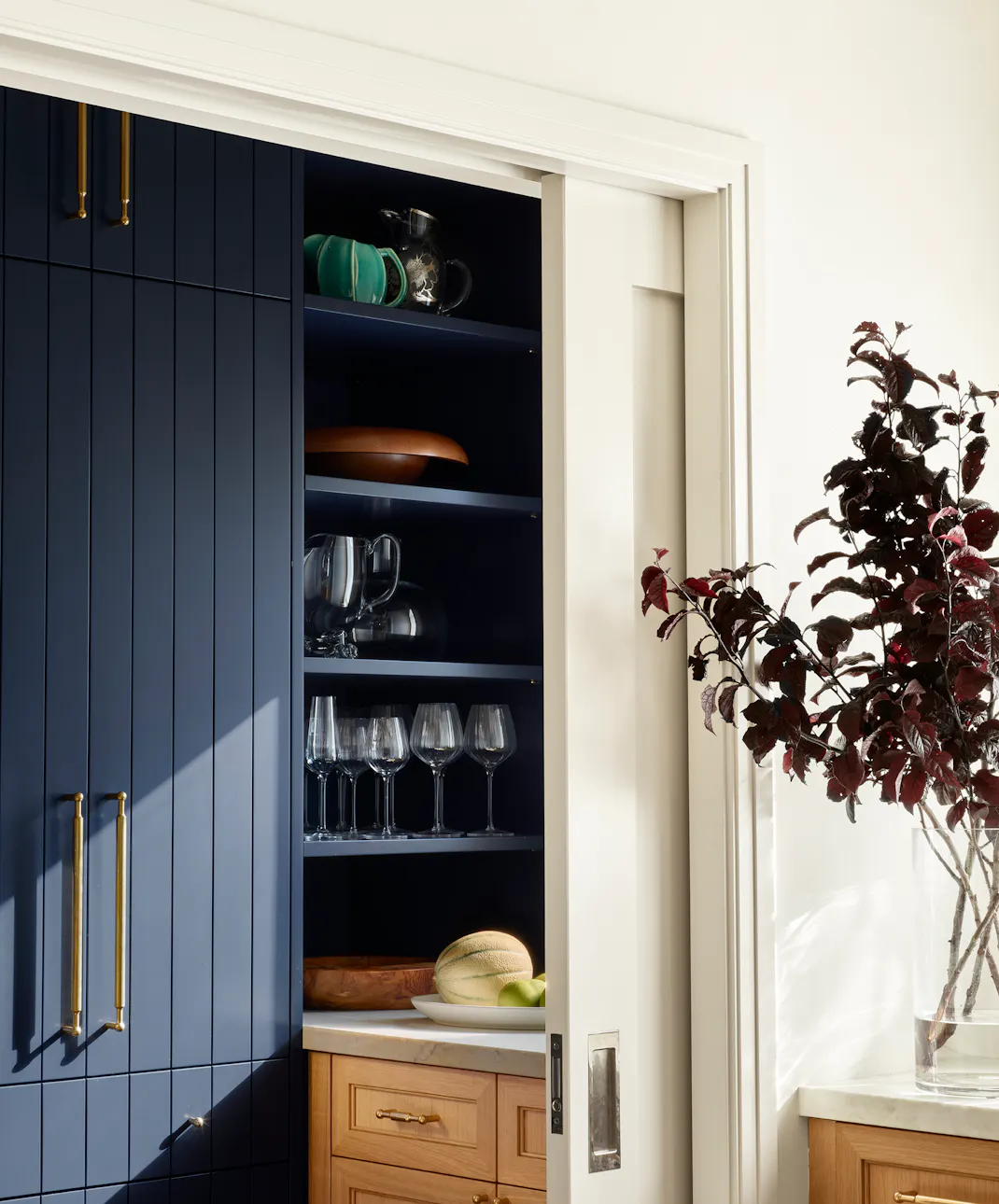 Andrew-Mann-Architecture-California-Hillside-Residence-Kitchen-Pantry
