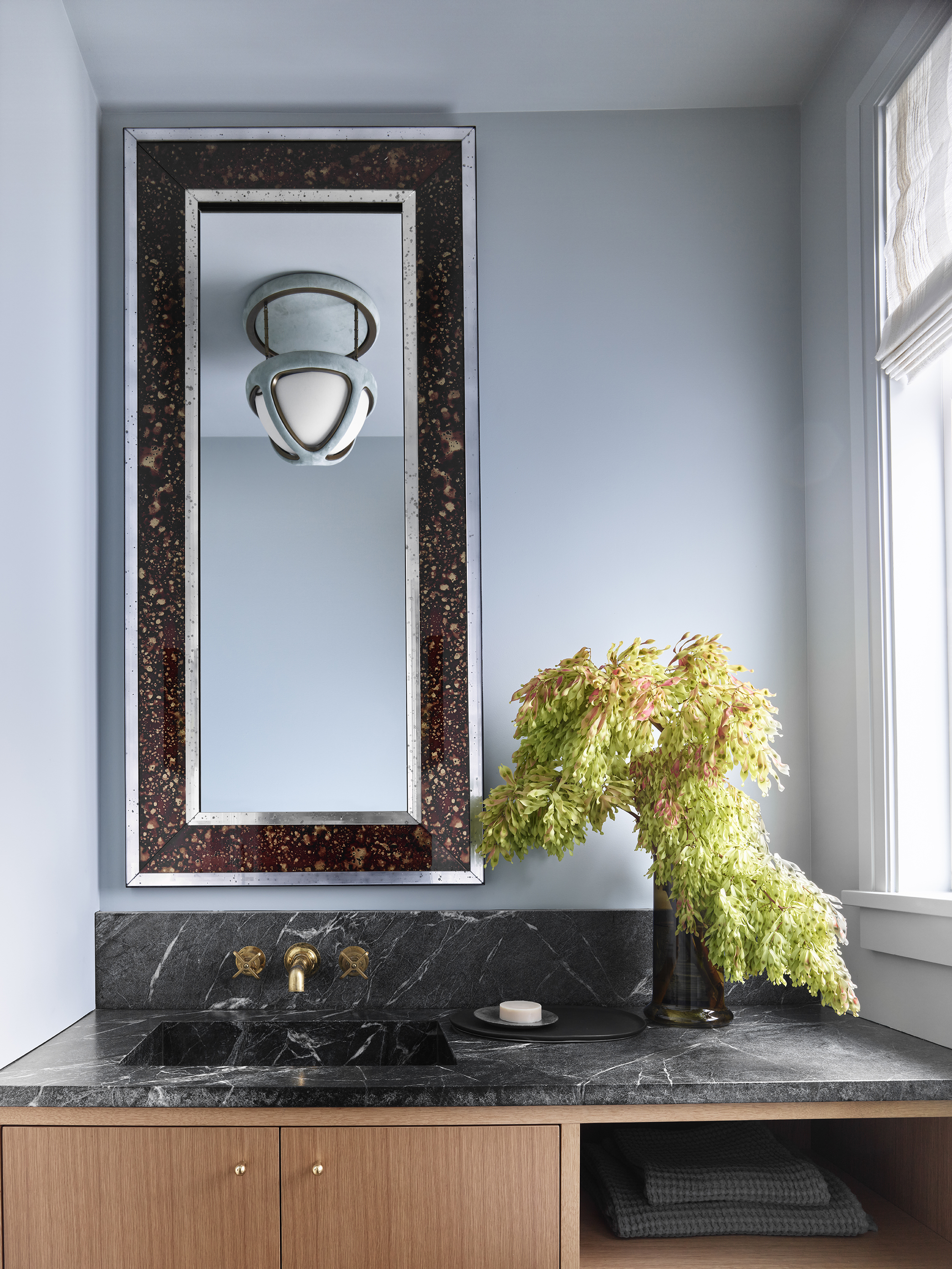 Andrew-Mann-Architecture-California-Hillside-Residence-Powder-Bathroom
