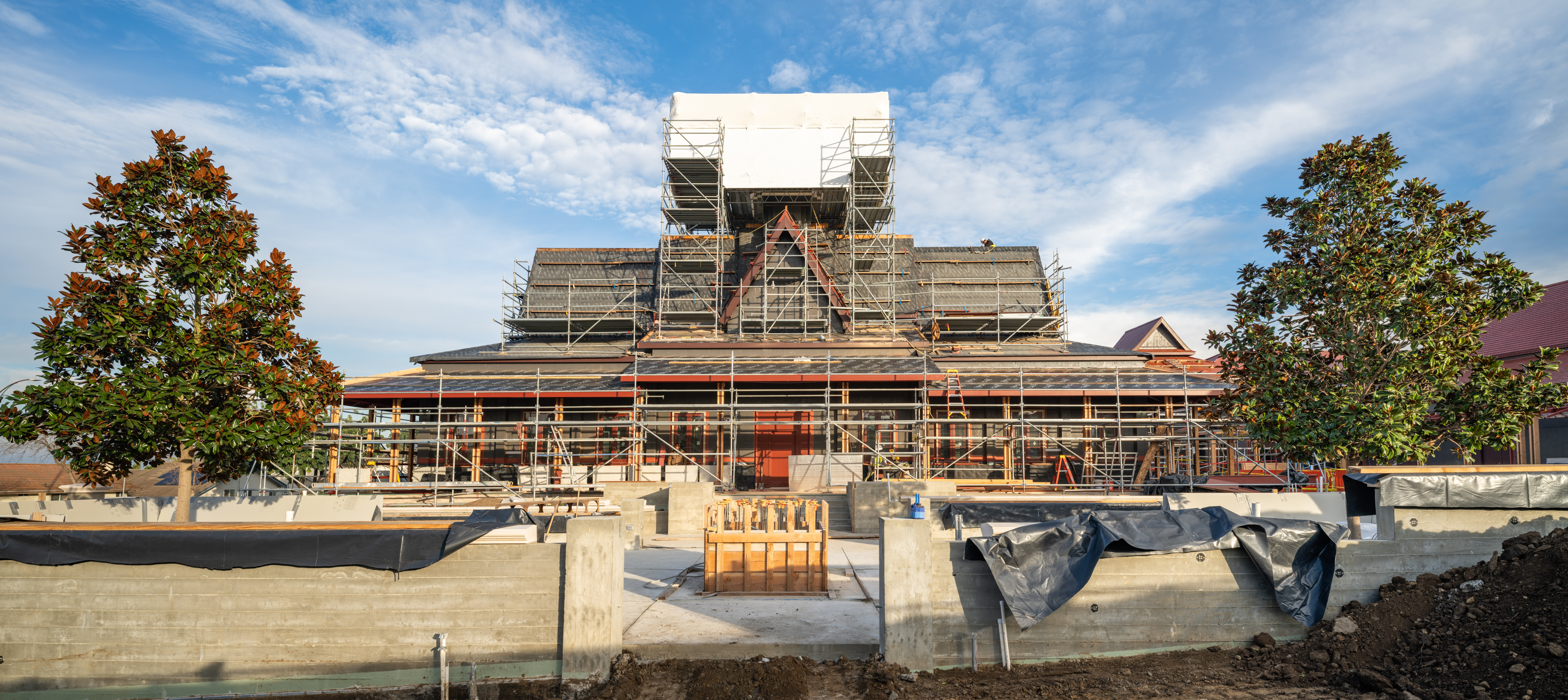 Andrew-Mann-Architecture-California-Wat-Khmer-Kampuchea-Krom-Temple-Exterior-Courtyard-View