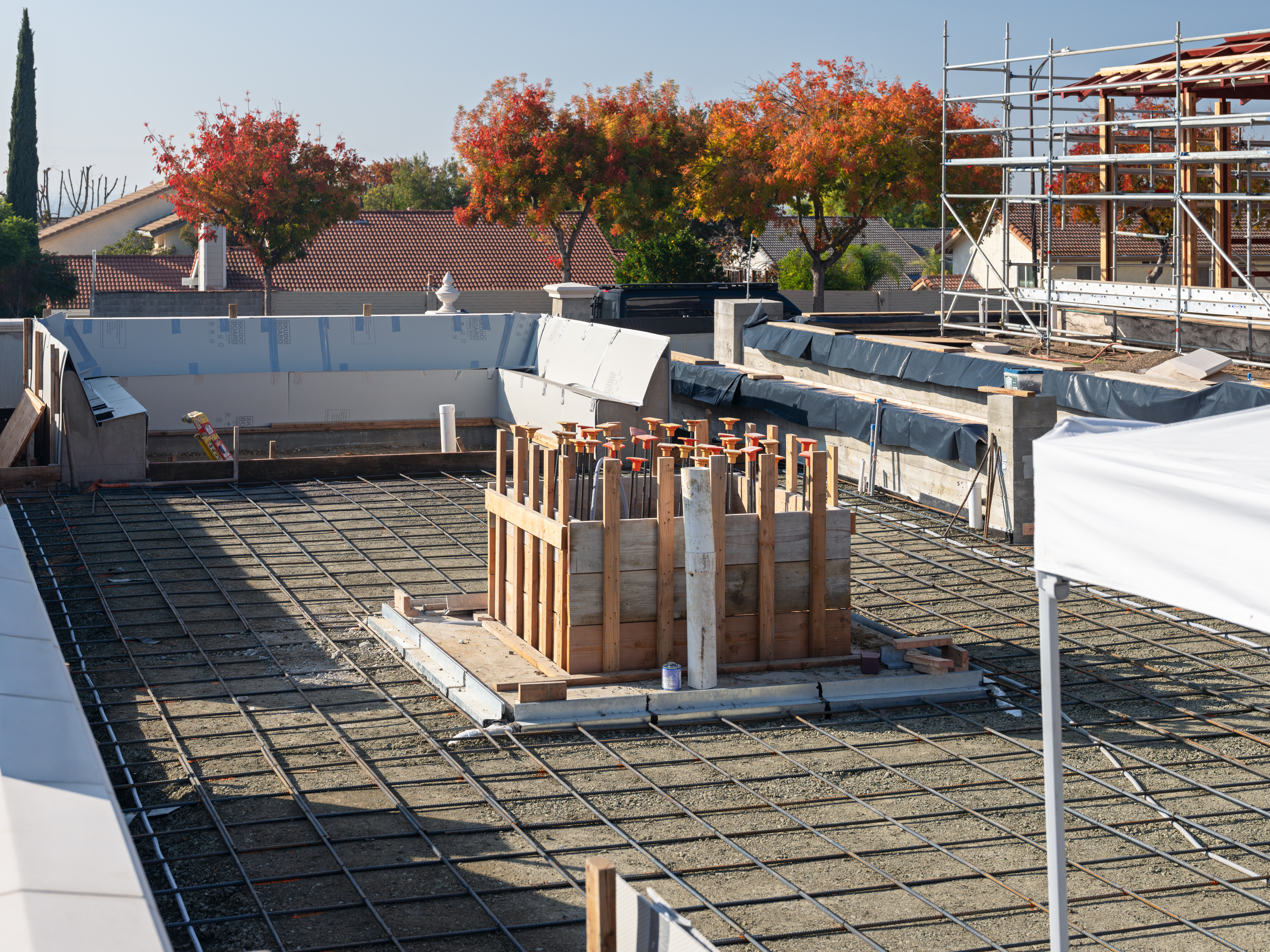 Andrew-Mann-Architecture-California-Wat-Khmer-Kampuchea-Krom-Temple-Exterior-Courtyard-View-Benches