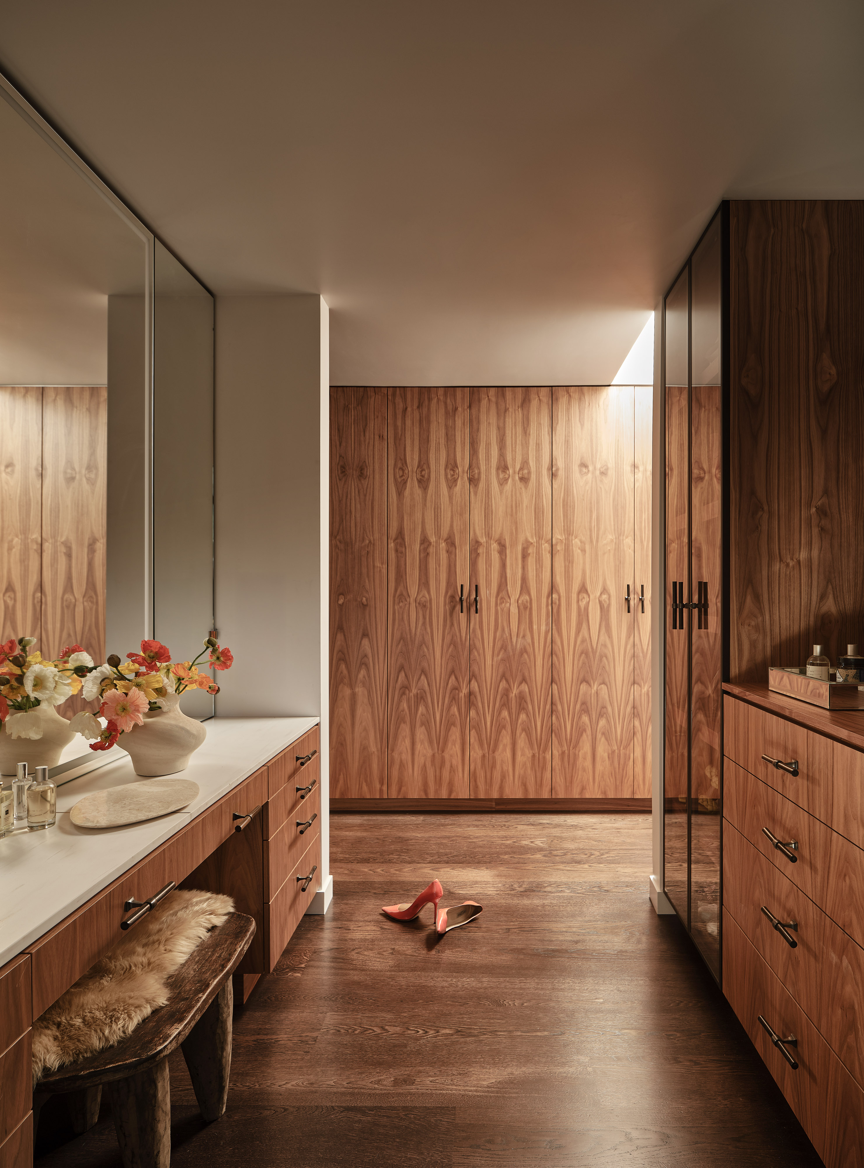 Andrew-Mann-Architecture-California-Sonoma-Retreat-Primary-Bedroom-Closet-i