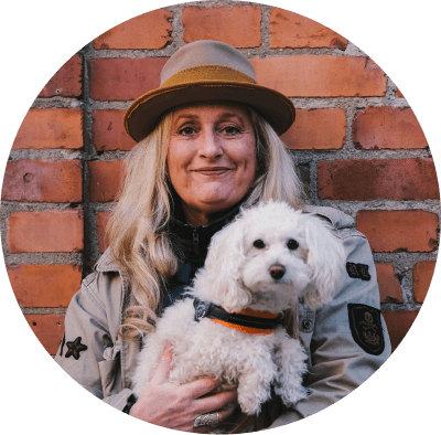 Angela håller sin hund