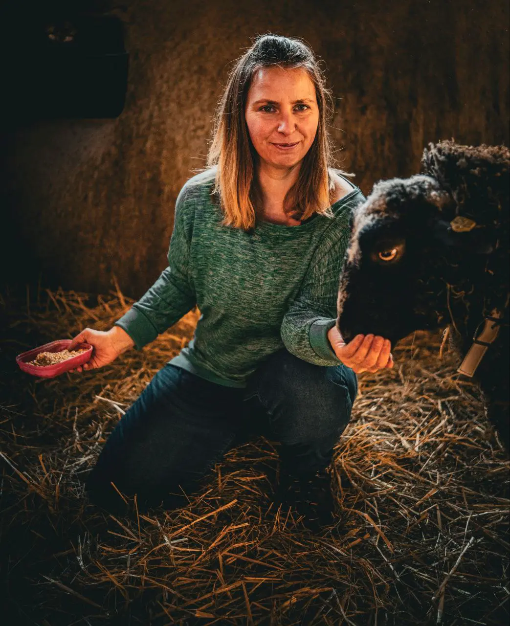 Bild von mir, wie ich in meinem Stall die Schafe füttere