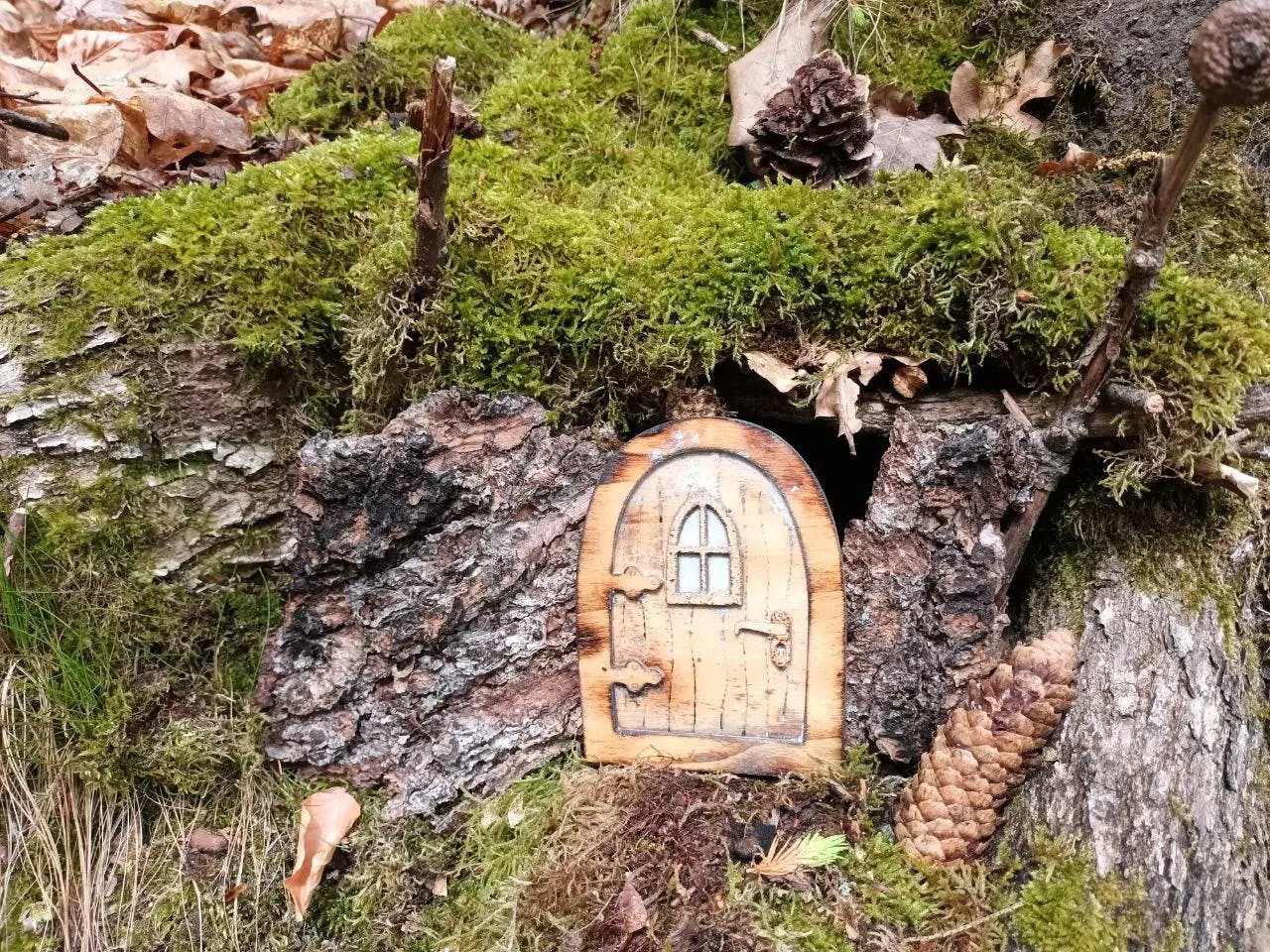 Stimmungsbild einer Mooshütte im Wald