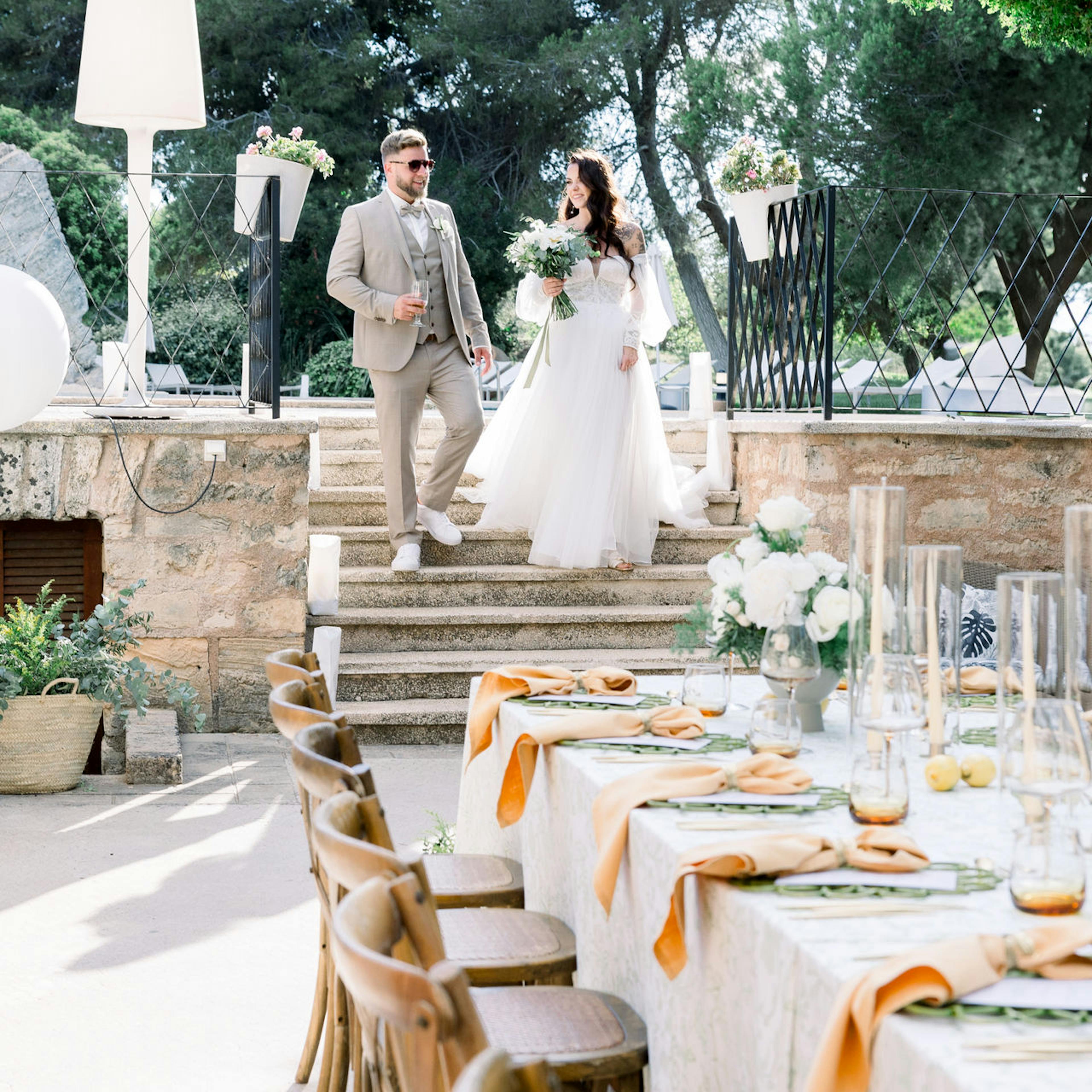 Glückliches Brautpaar auf Mallorca am Dinnertable