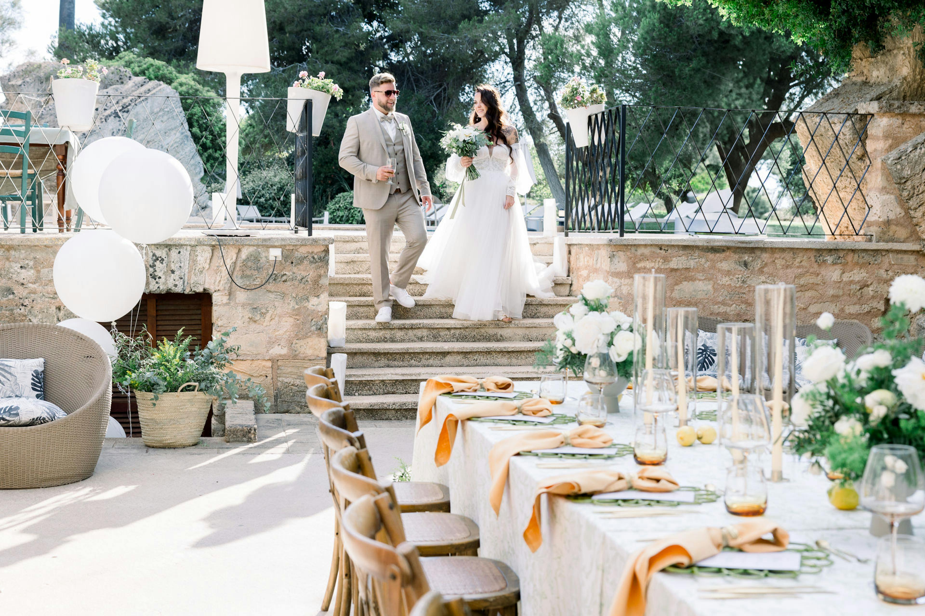 Glückliches Brautpaar auf Mallorca am Dinnertable (Foto: Blickwinkel)
