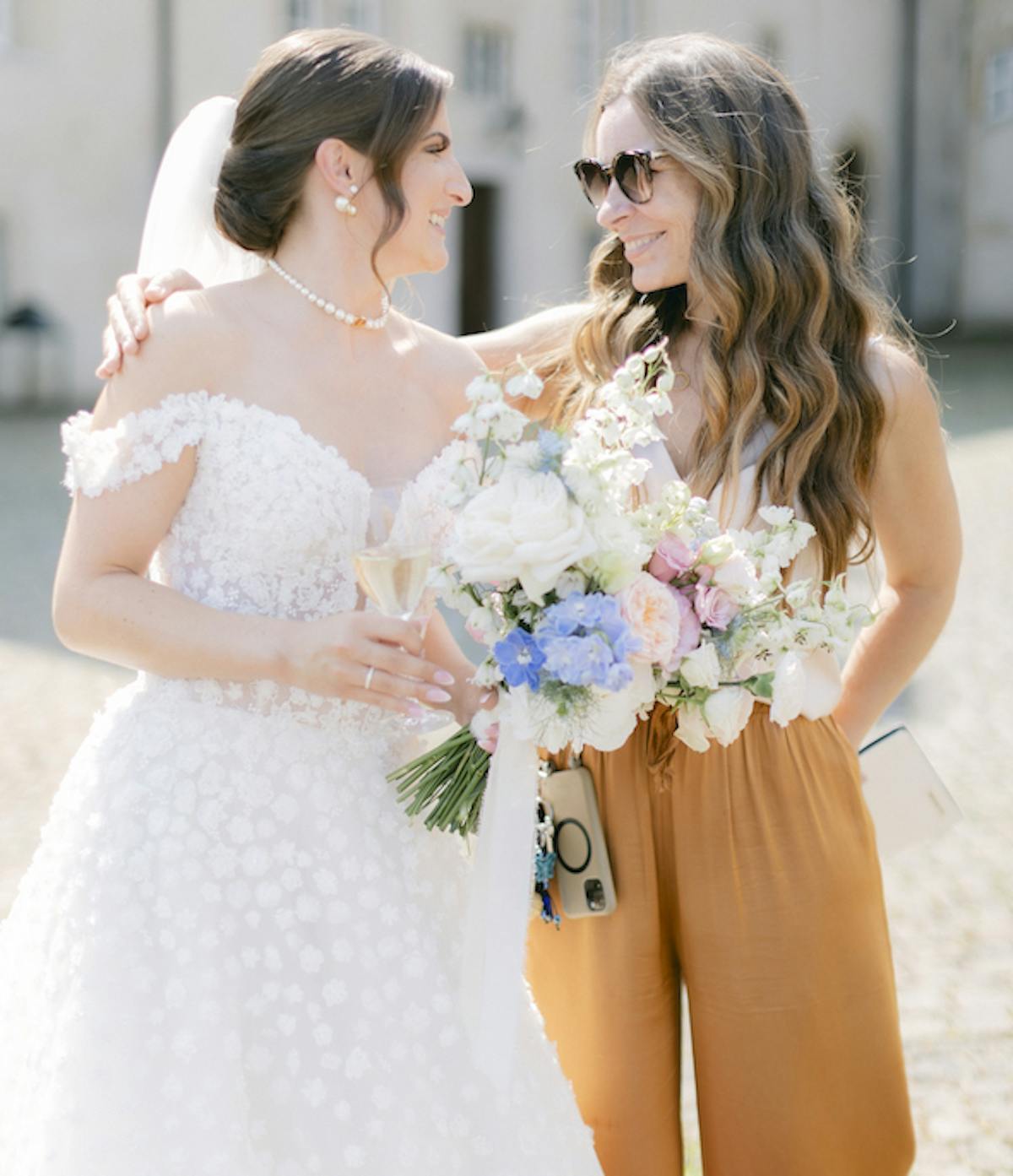 Anja Habel herzlich mit einer Braut am Hochzeitstag_Schlosshotel Münchhausen