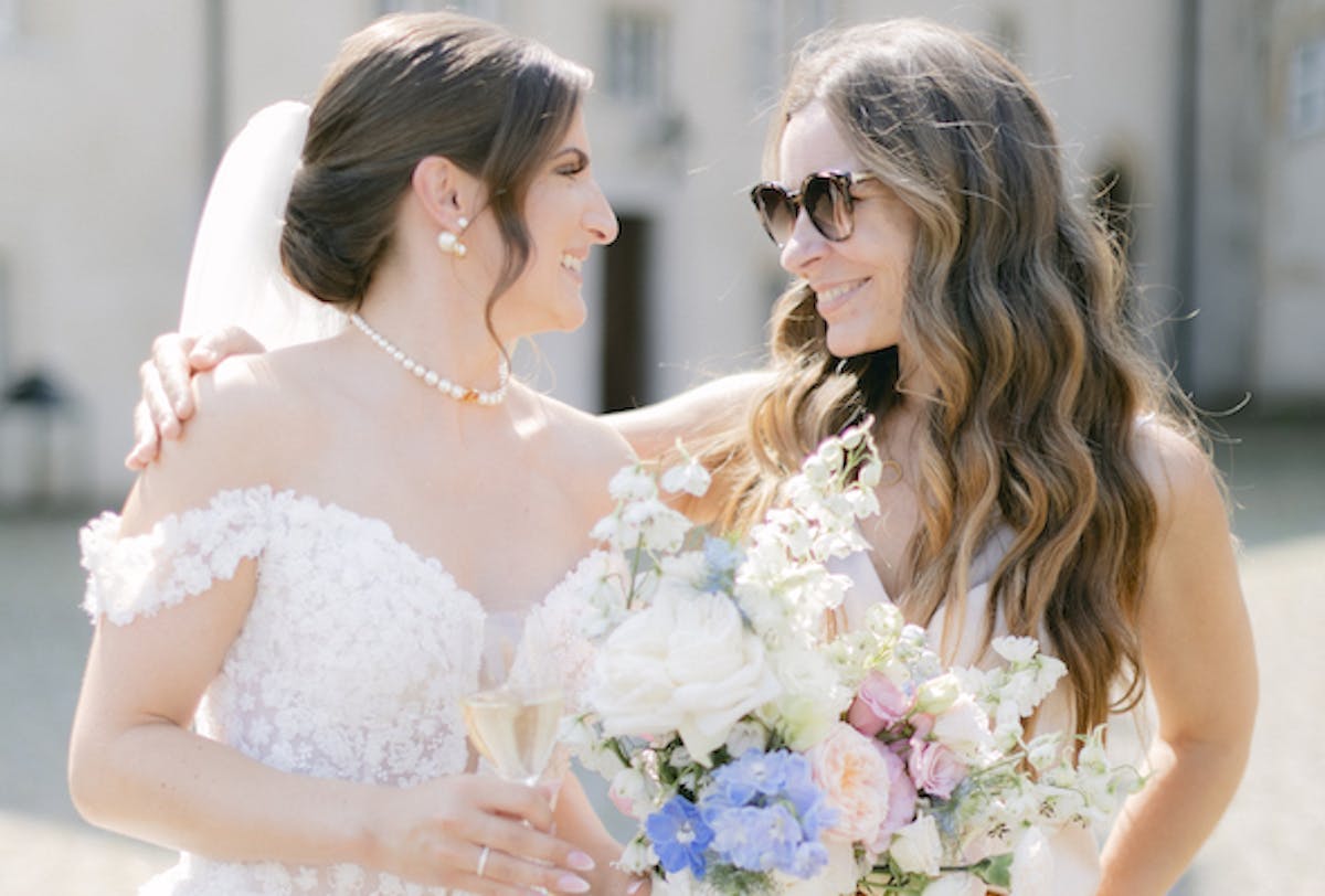 Anja Habel herzlich mit einer Braut am Hochzeitstag_Schlosshotel Münchhausen