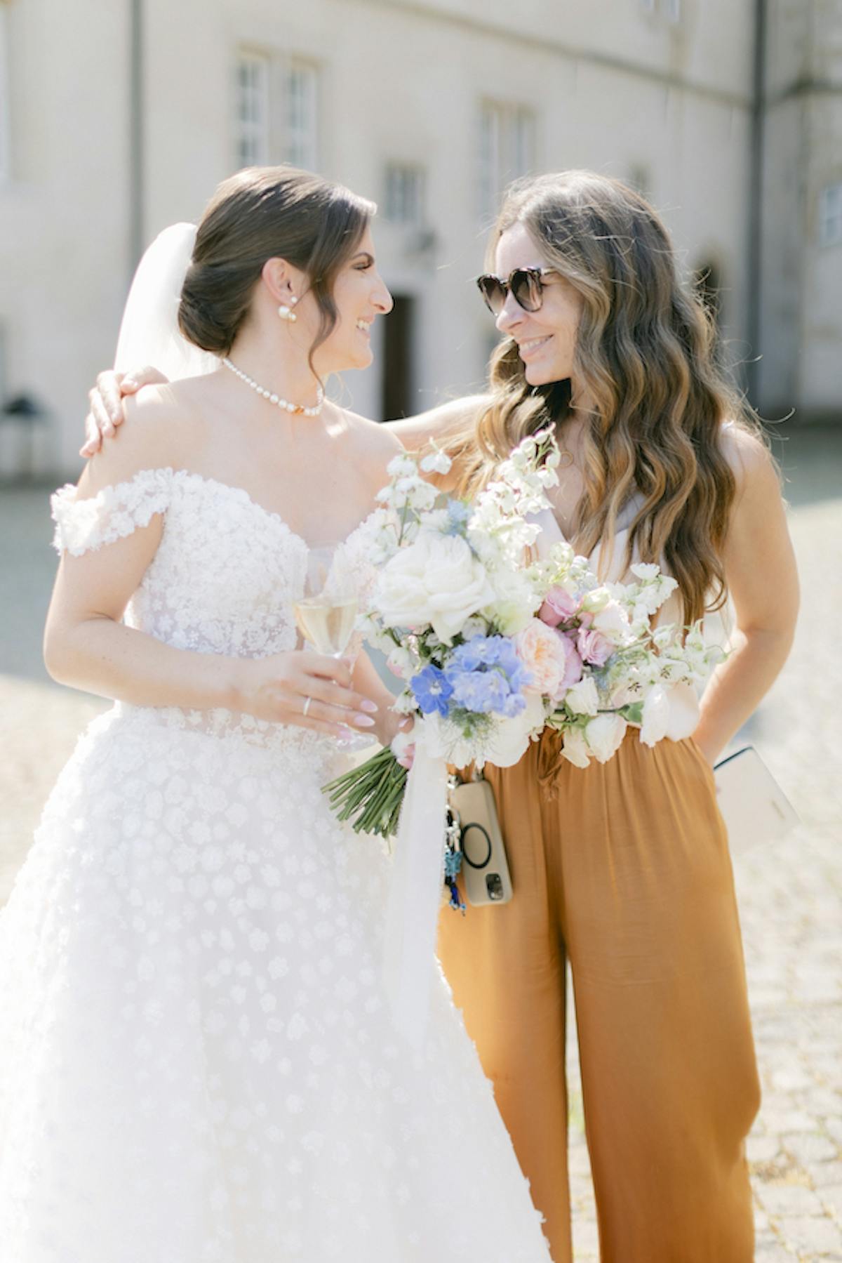 Anja Habel herzlich mit einer Braut am Hochzeitstag_Schlosshotel Münchhausen