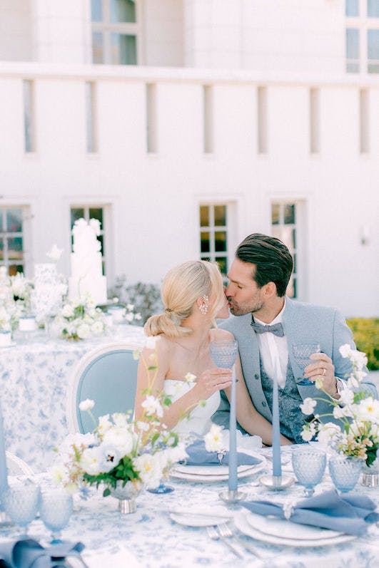 Glückliches Hochzeitspaar_Hochzeitsdekoration hellblau