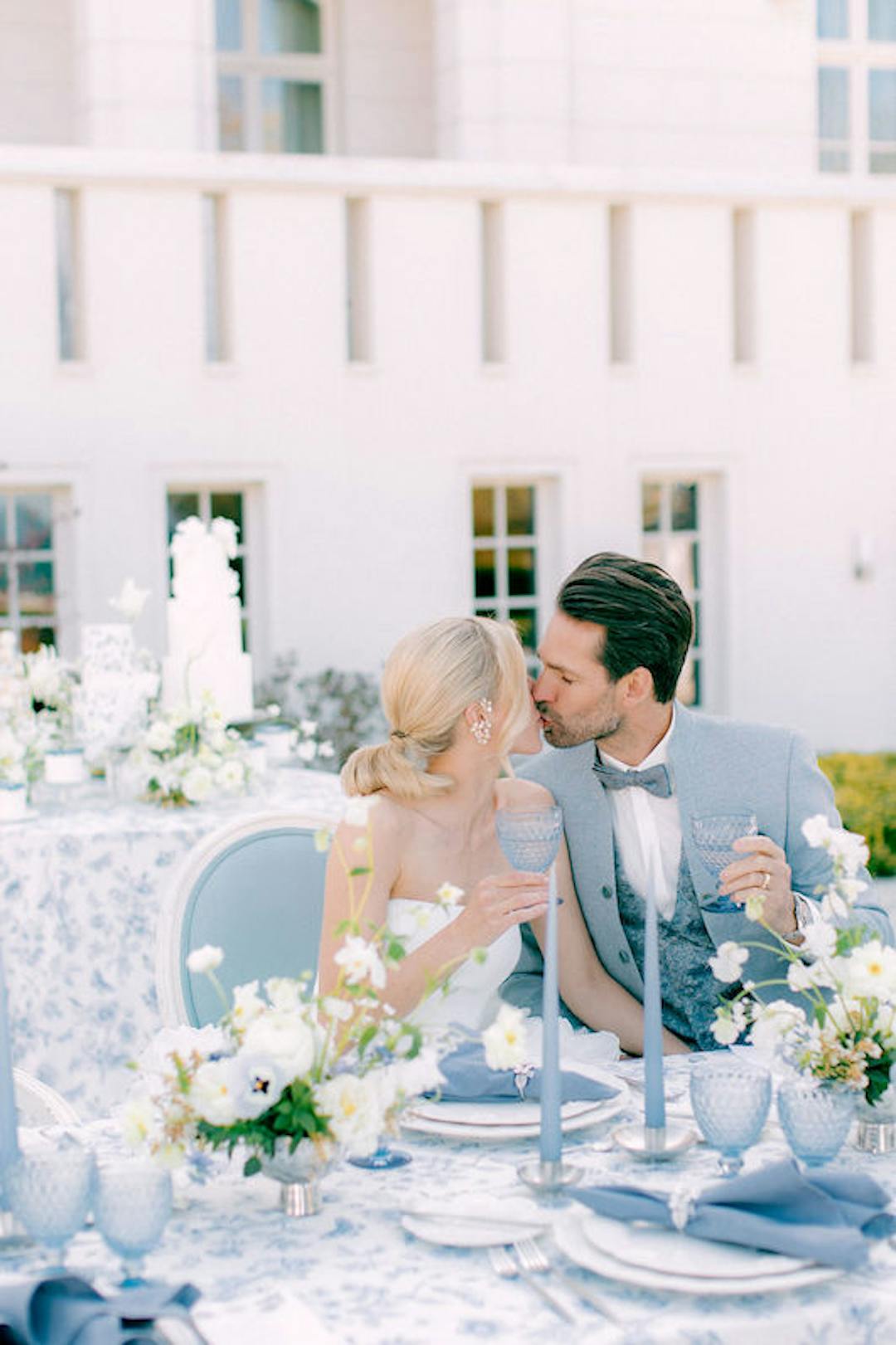 Glückliches Hochzeitspaar_Hochzeitsdekoration hellblau