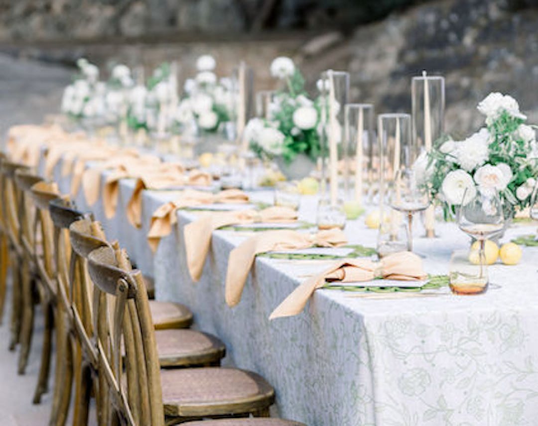 Mallorcawedding_modernes Weddingdesign mit Aktenten in gelb und grün