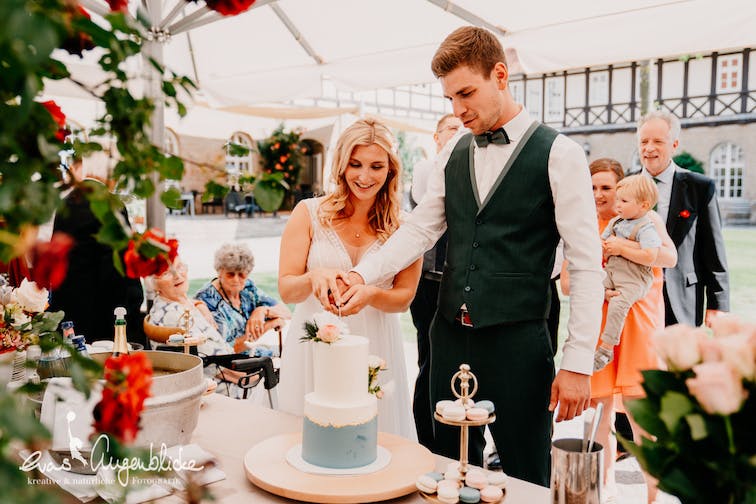 Anschnitt der Hochzeitstorte im Innenhof des Klosterhotel Wöltingerode