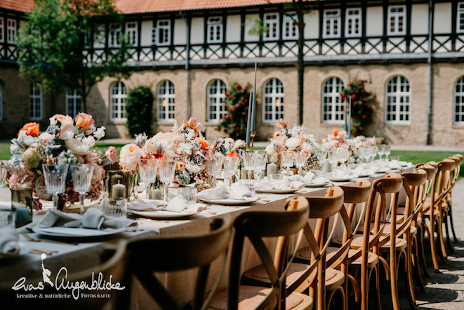 üppig dekorierter Tisch mit Blumen für die Feier