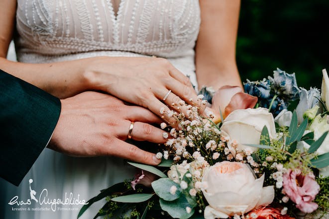 Beide halten den schwangeren Bauch von Anna-Lena