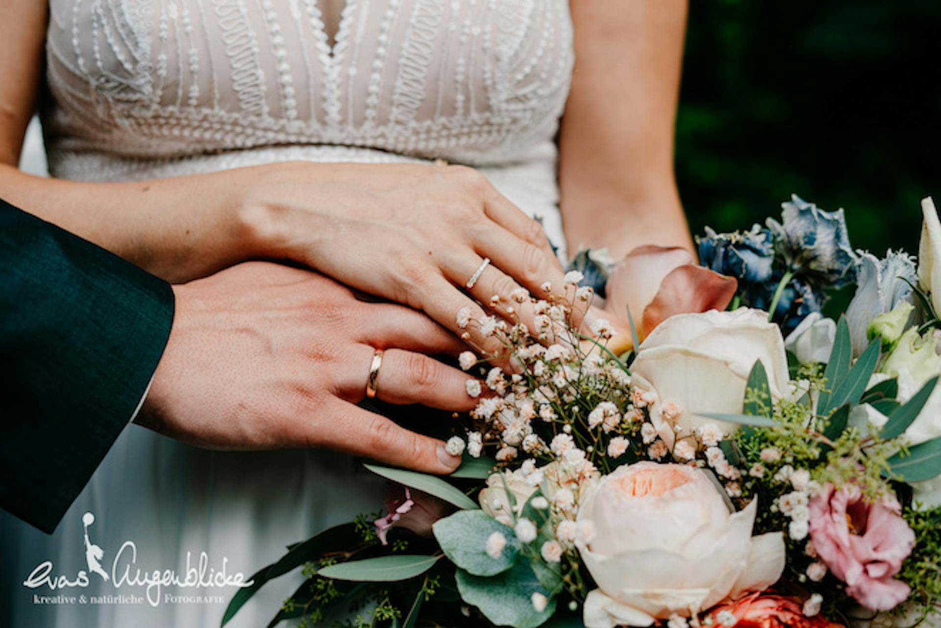 Beide halten den schwangeren Bauch von Anna-Lena