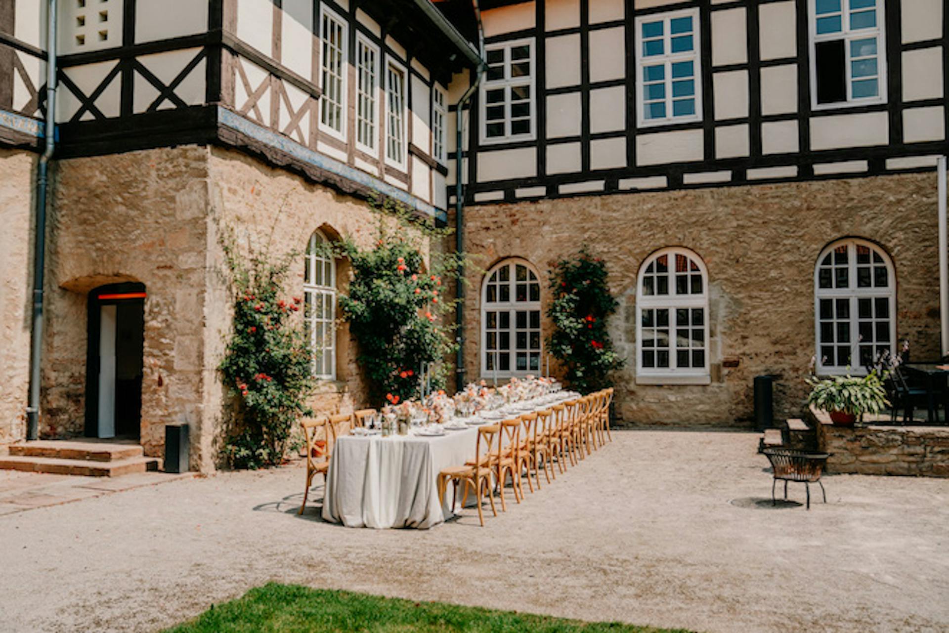 Outdoor-Weddingtable im Innenhof des Klosterhotel Wöltingerode
