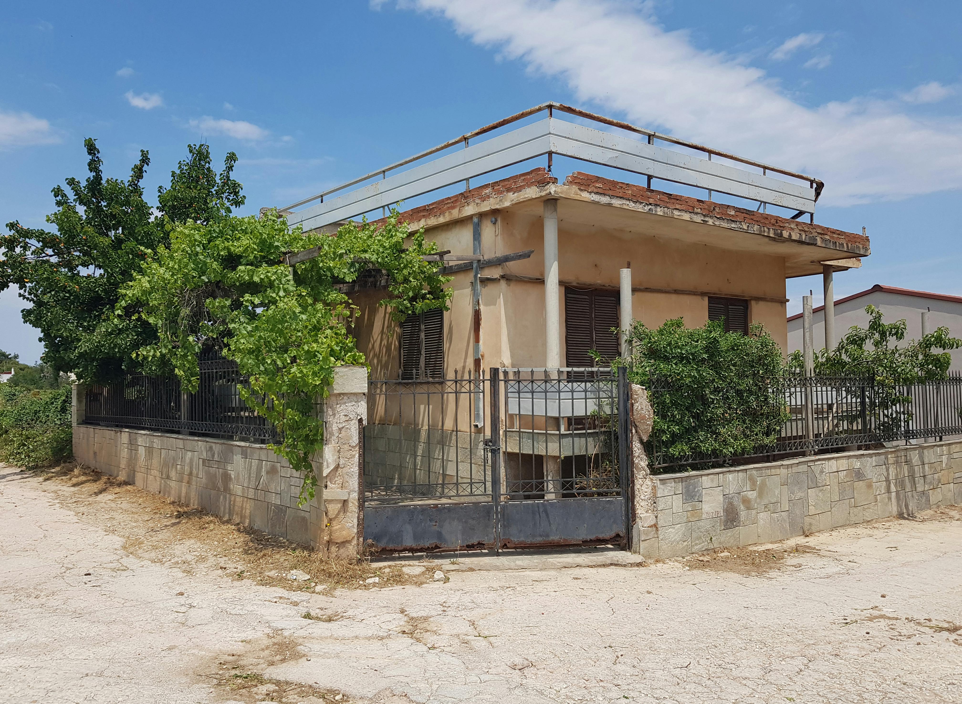 the building before the reconstruction