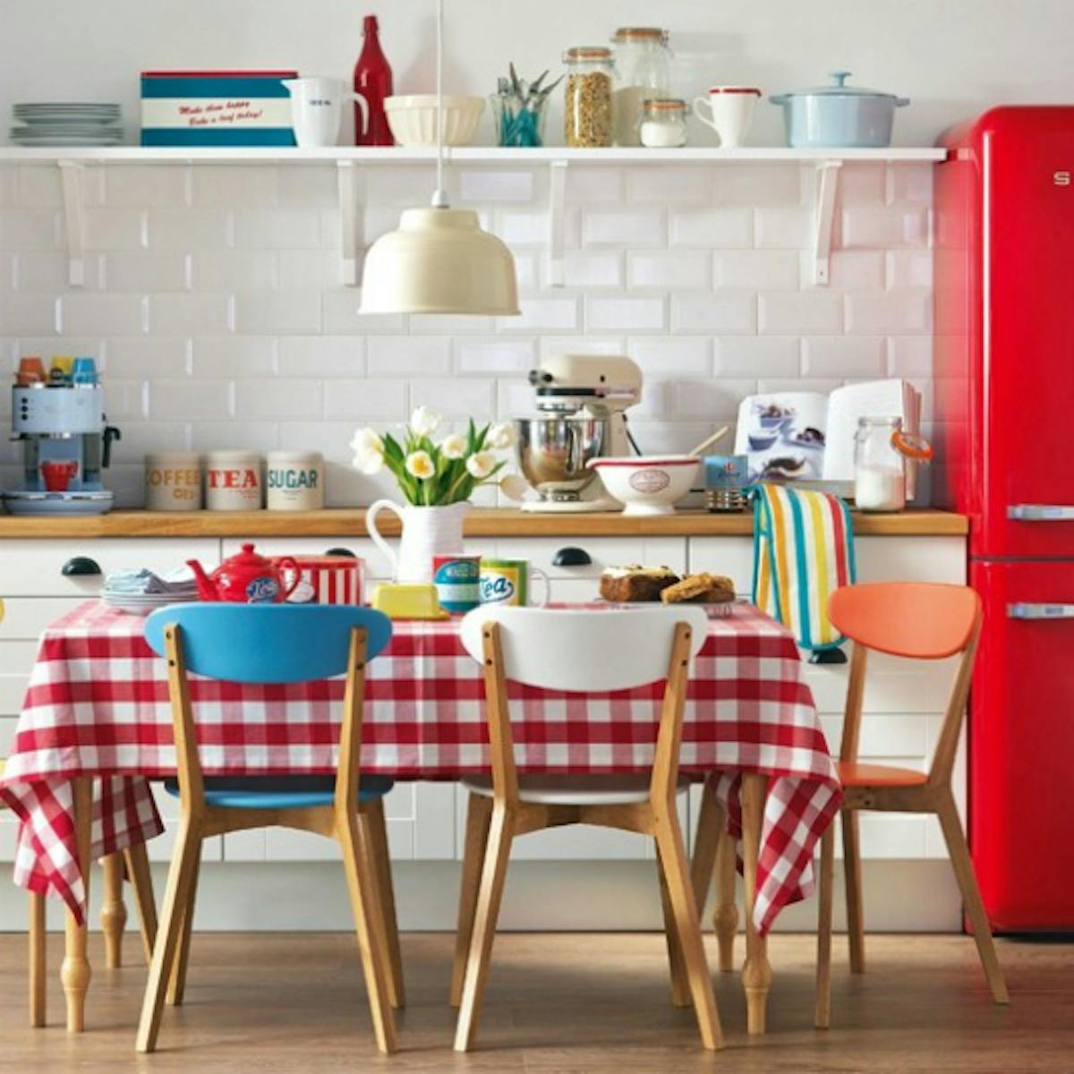 Cocina decorada con colores vivos