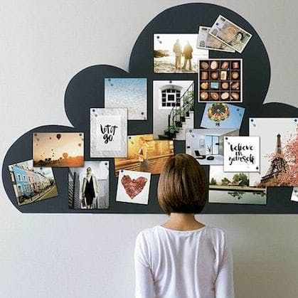 Mujer mirando un vision board