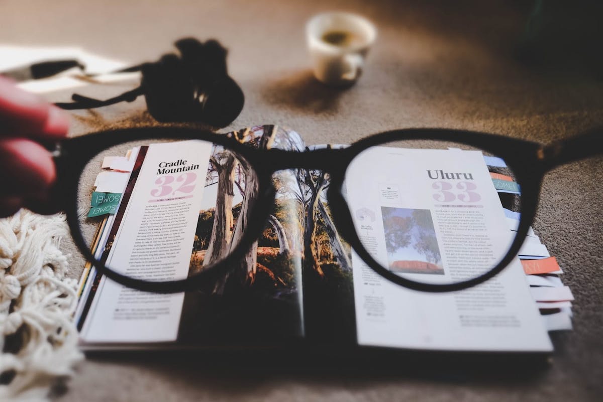 gafas de vista sobre una revista