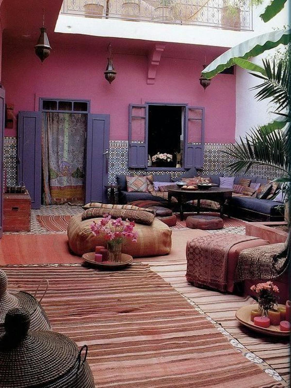 Terraza con colores morados
