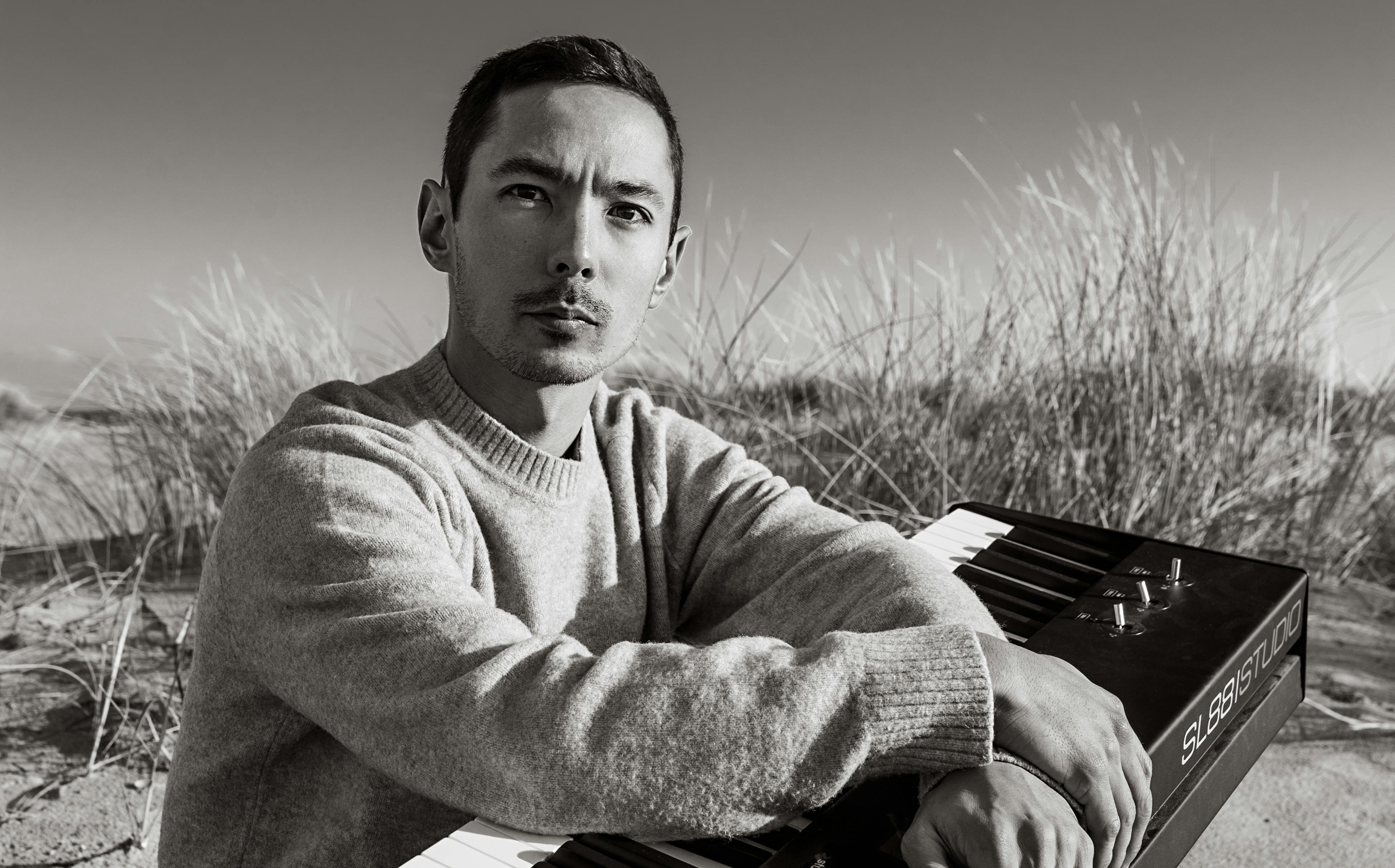 Antoine Sugita photo en noir et blanc avec son piano