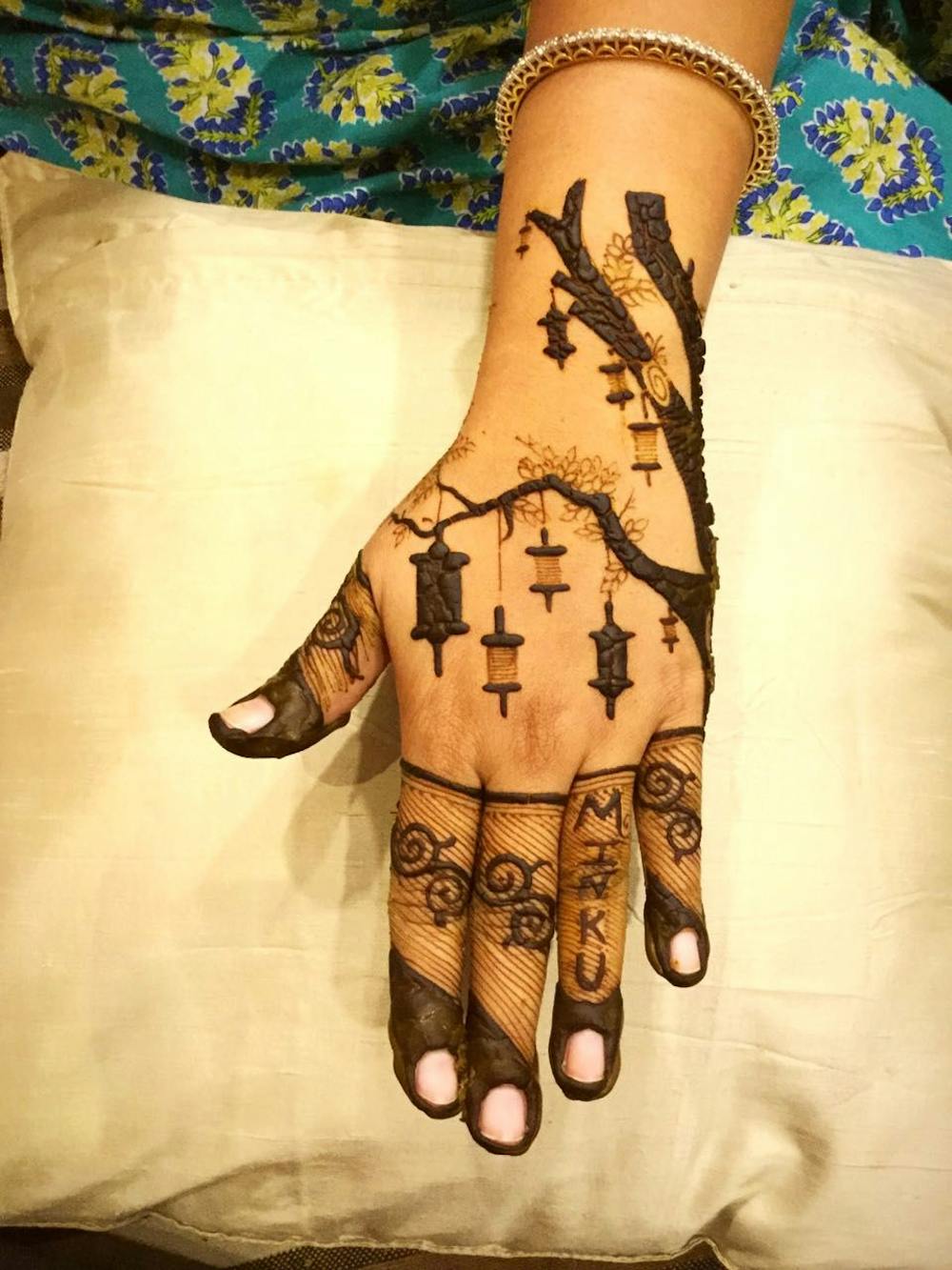 Portrait mehndi design for brides