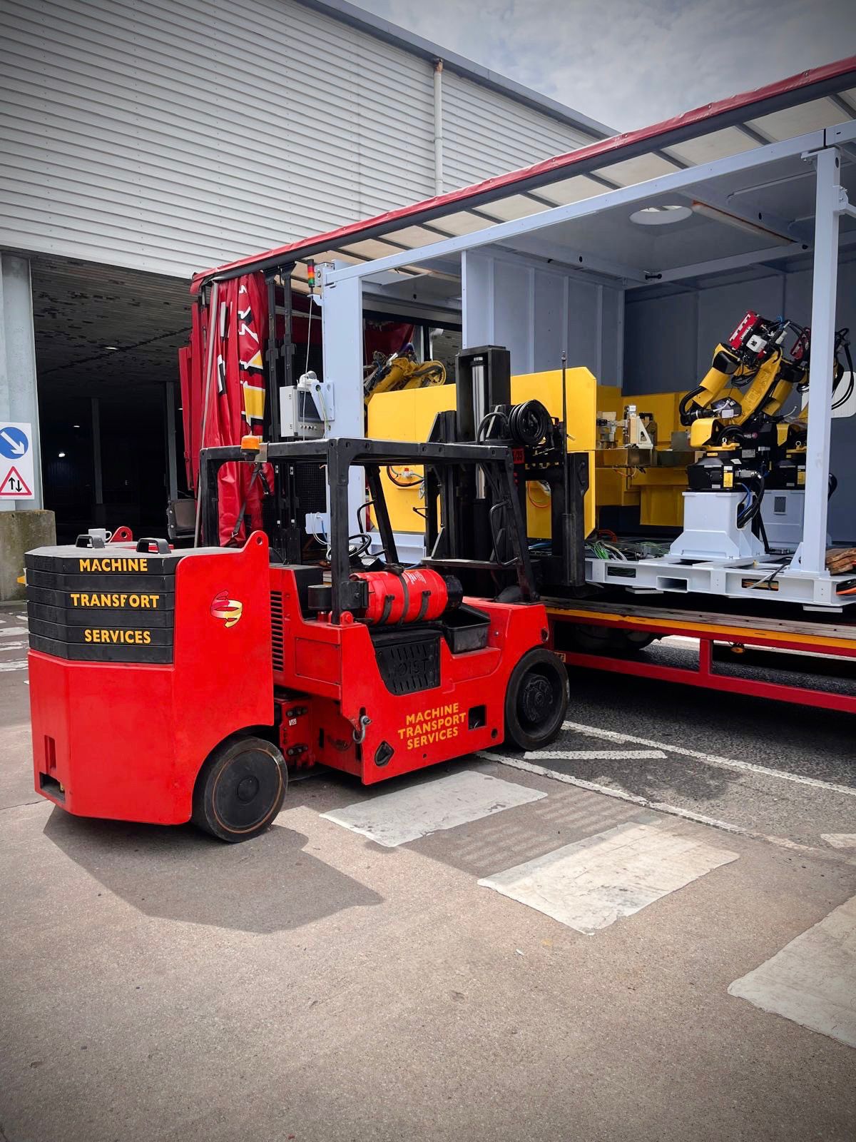 Machine Transport Services -forklift in action