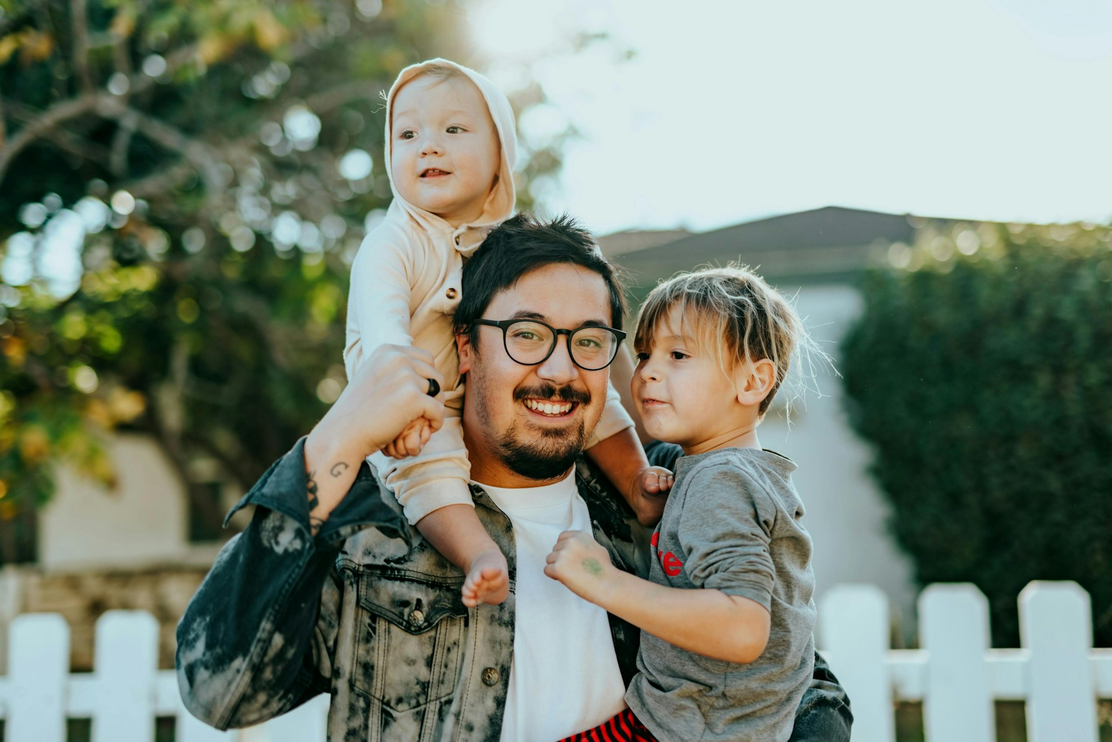 foto com uma pai e crianças