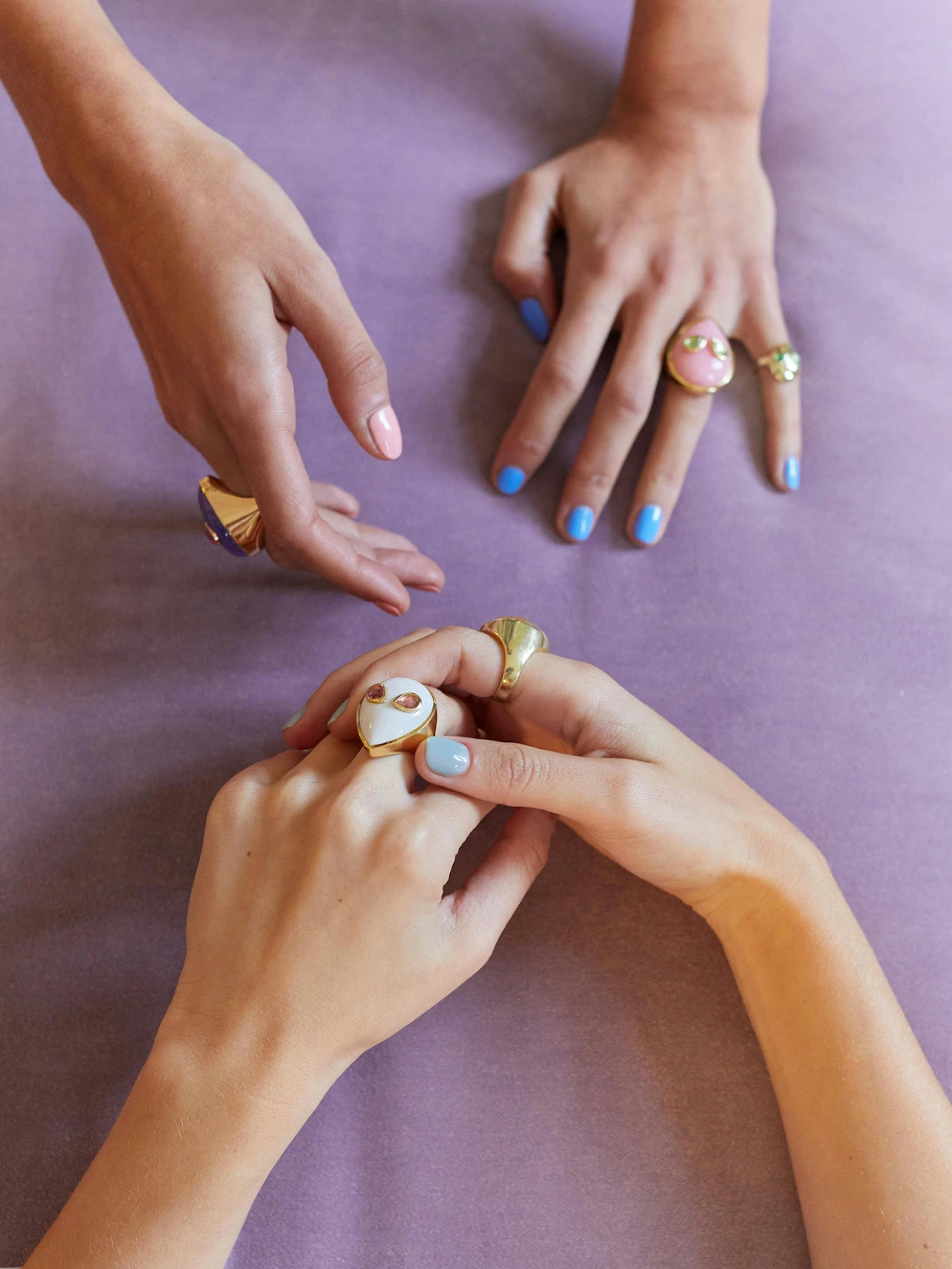 Alina Abegg – Branding, Packaging, Online Store "A cosmic shopping experience": Photo showing hands with colorful nail polish and statement rings by HY.AM