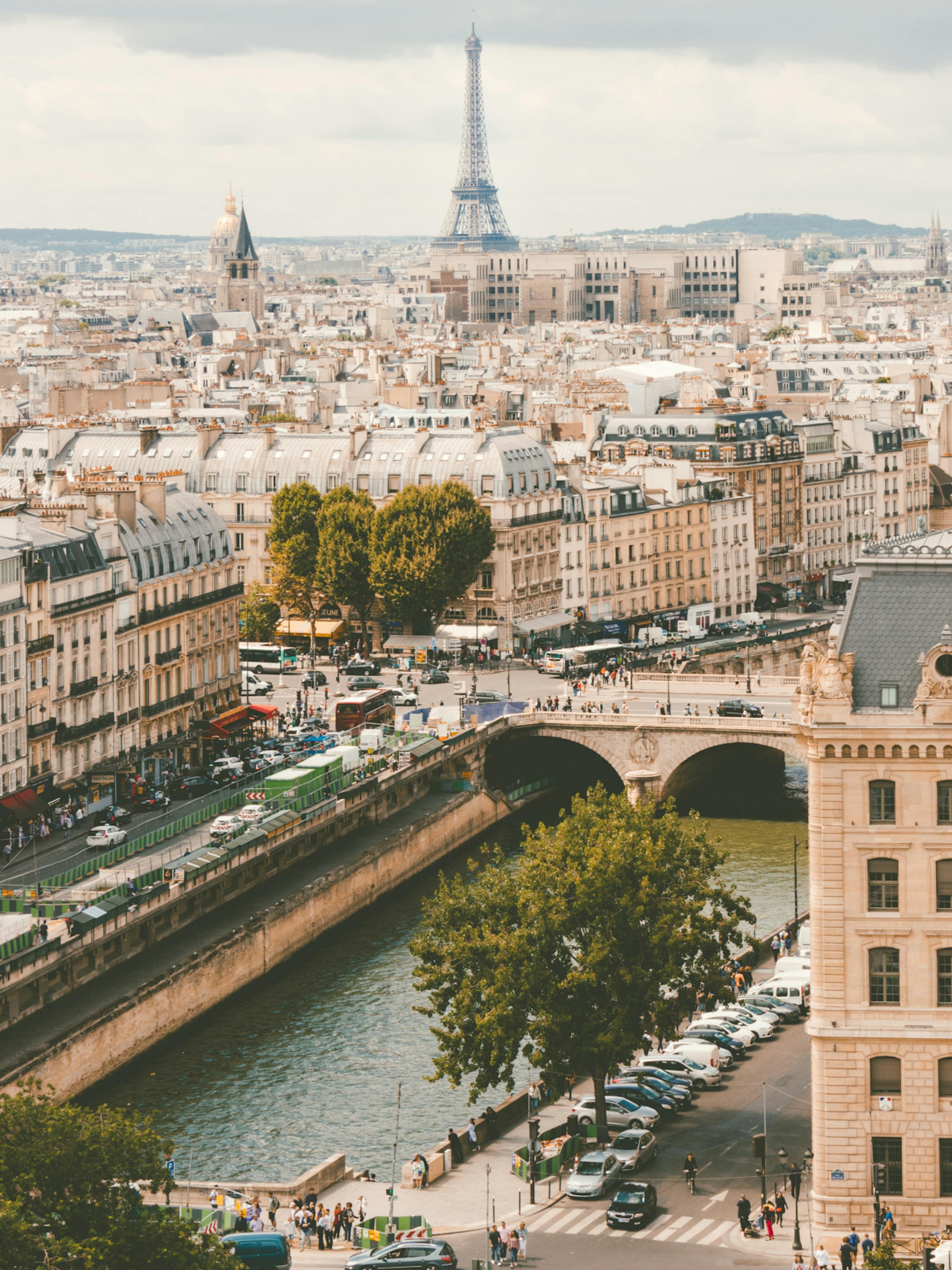 Creme Guides – Brand Design "Discovering Europe with style": Photo showing a panoramic view of Paris with the Eiffel Tower in the background and a river in the foreground x HY.AM Studios