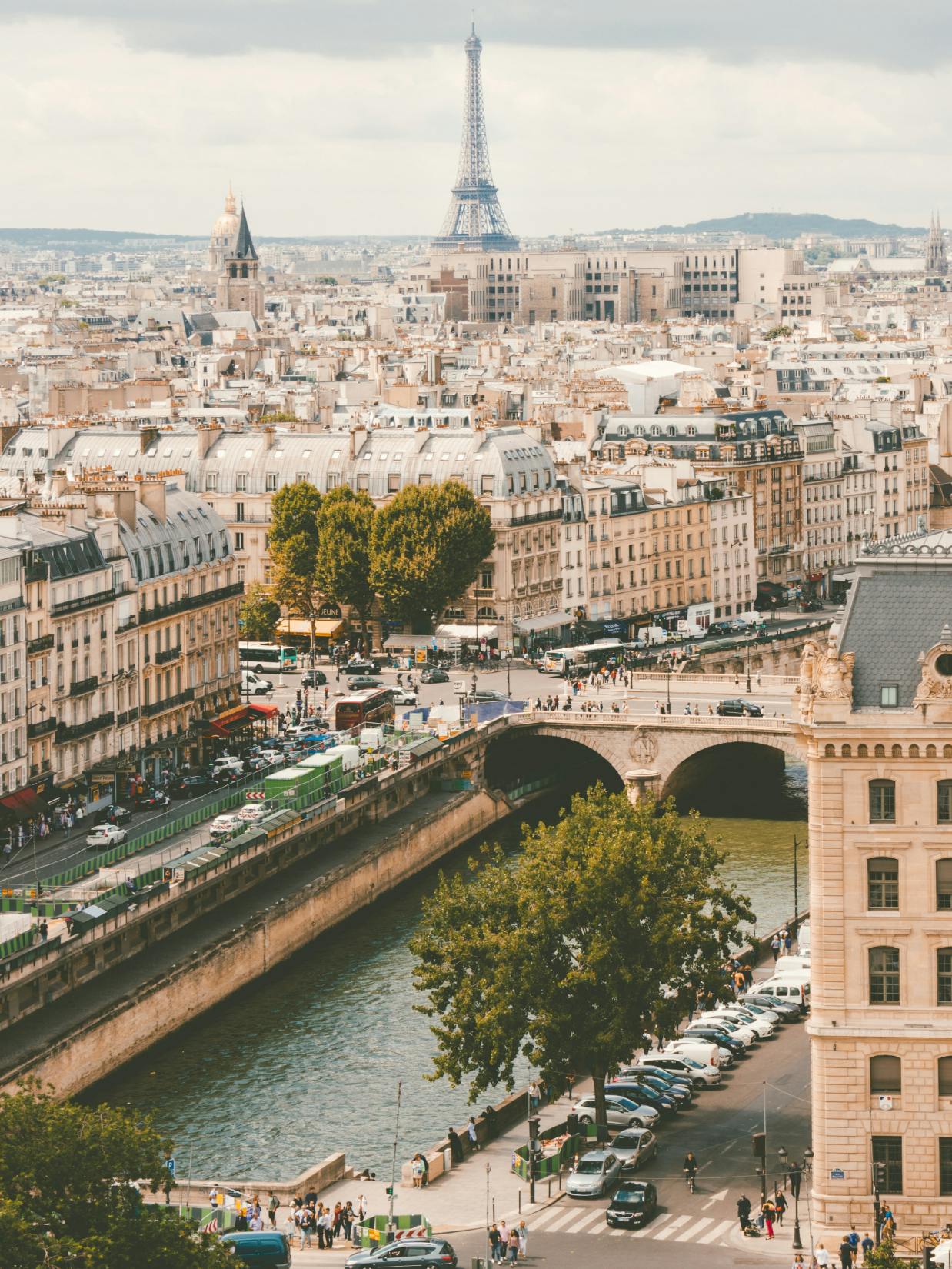 Creme Guides – Brand Design "Discovering Europe with style": Photo showing a panoramic view of Paris with the Eiffel Tower in the background and a river in the foreground x HY.AM Studios
