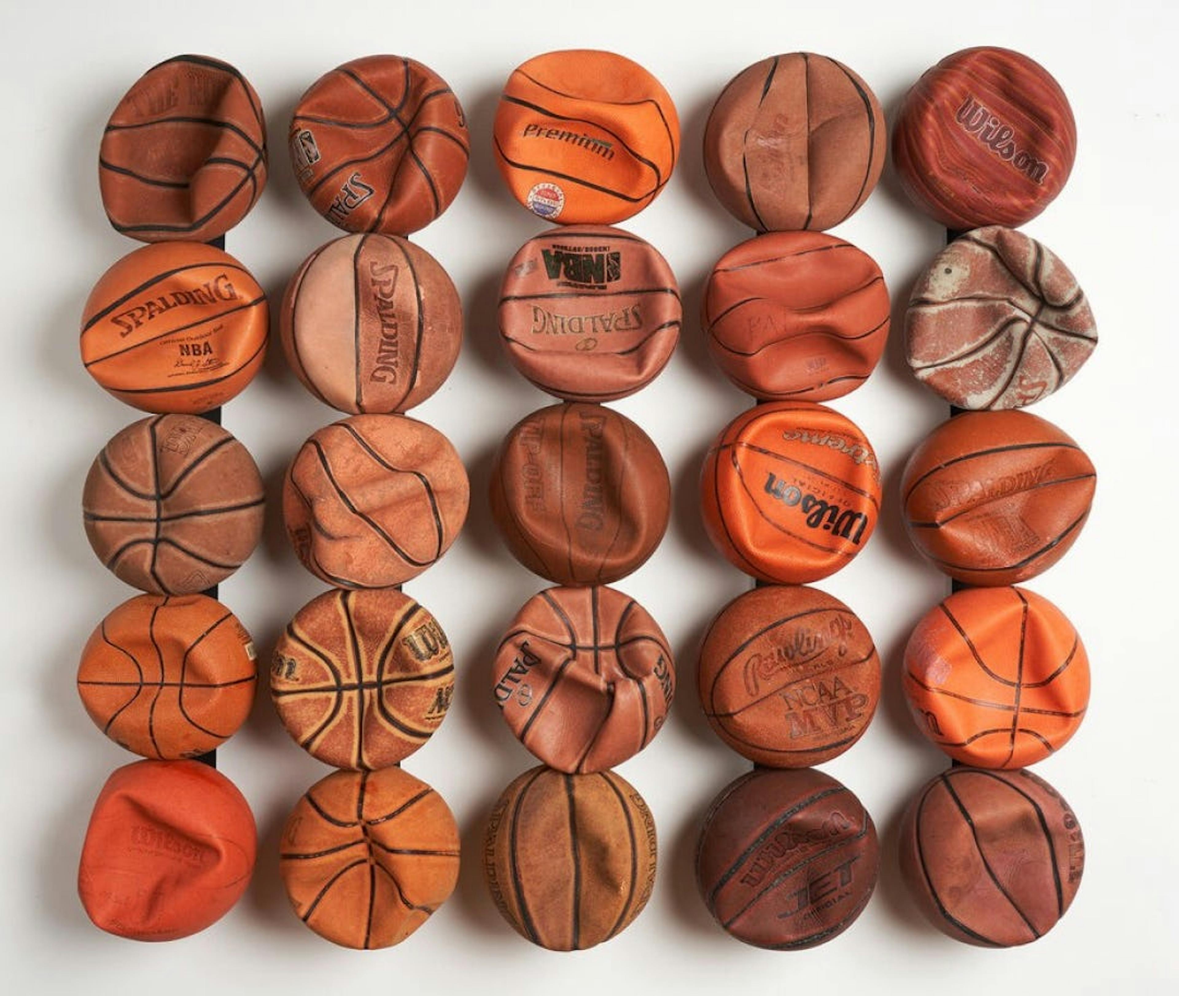 HY.AM STUDIOS – Sport "Instagram": Photo showing a grid of deflated basketballs on a white background.