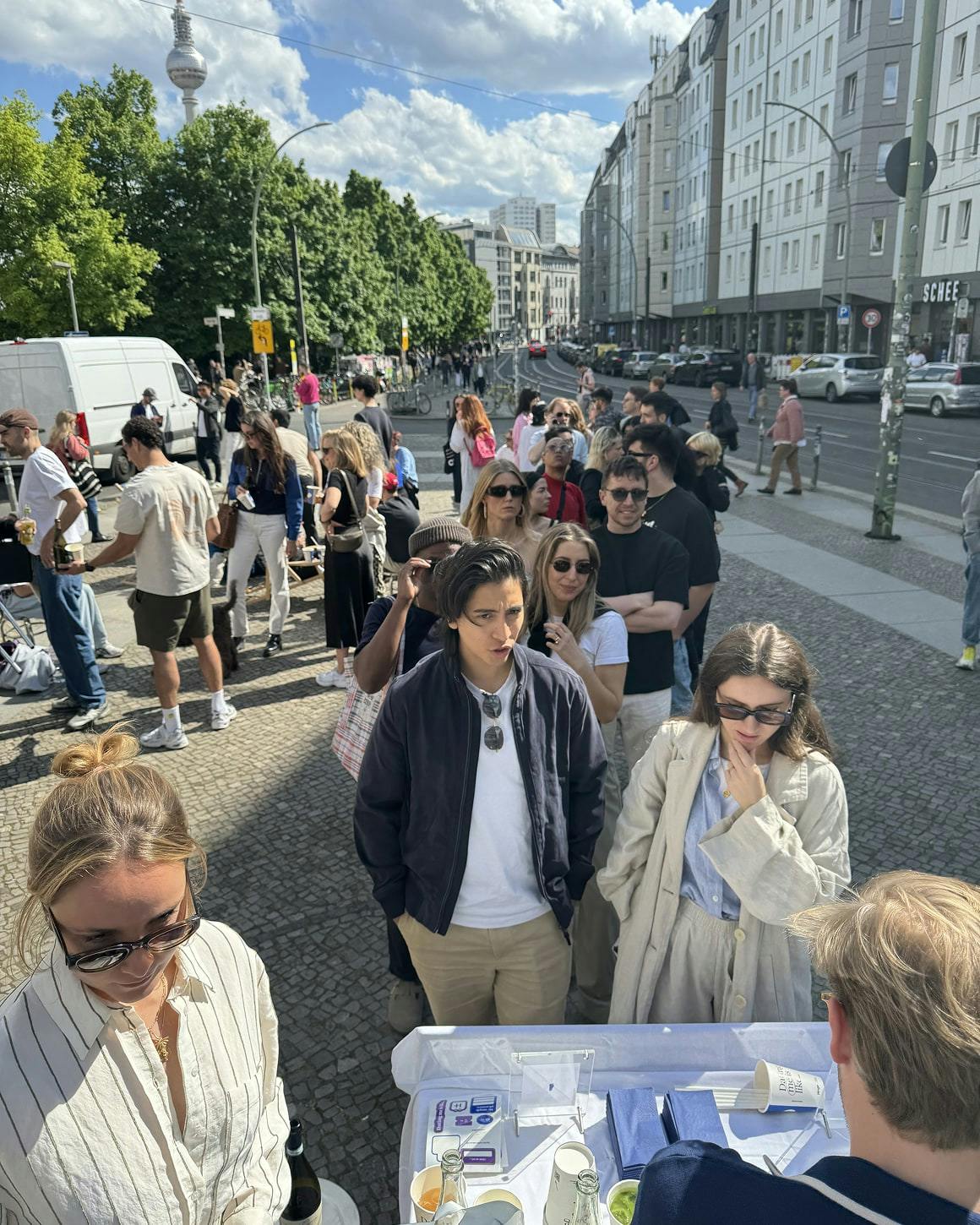 Hinge x LAP Prompt Poll Activation