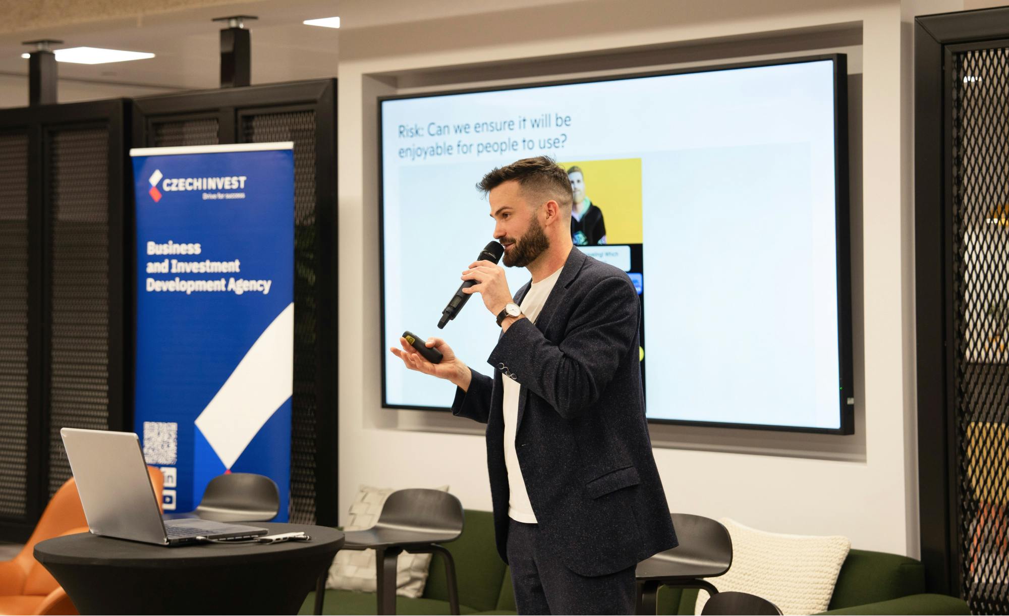 Speaker Jan Hauser at the “How to Validate & Launch AI Products” event shares insights on mitigating risks and ensuring user-friendly AI product design.