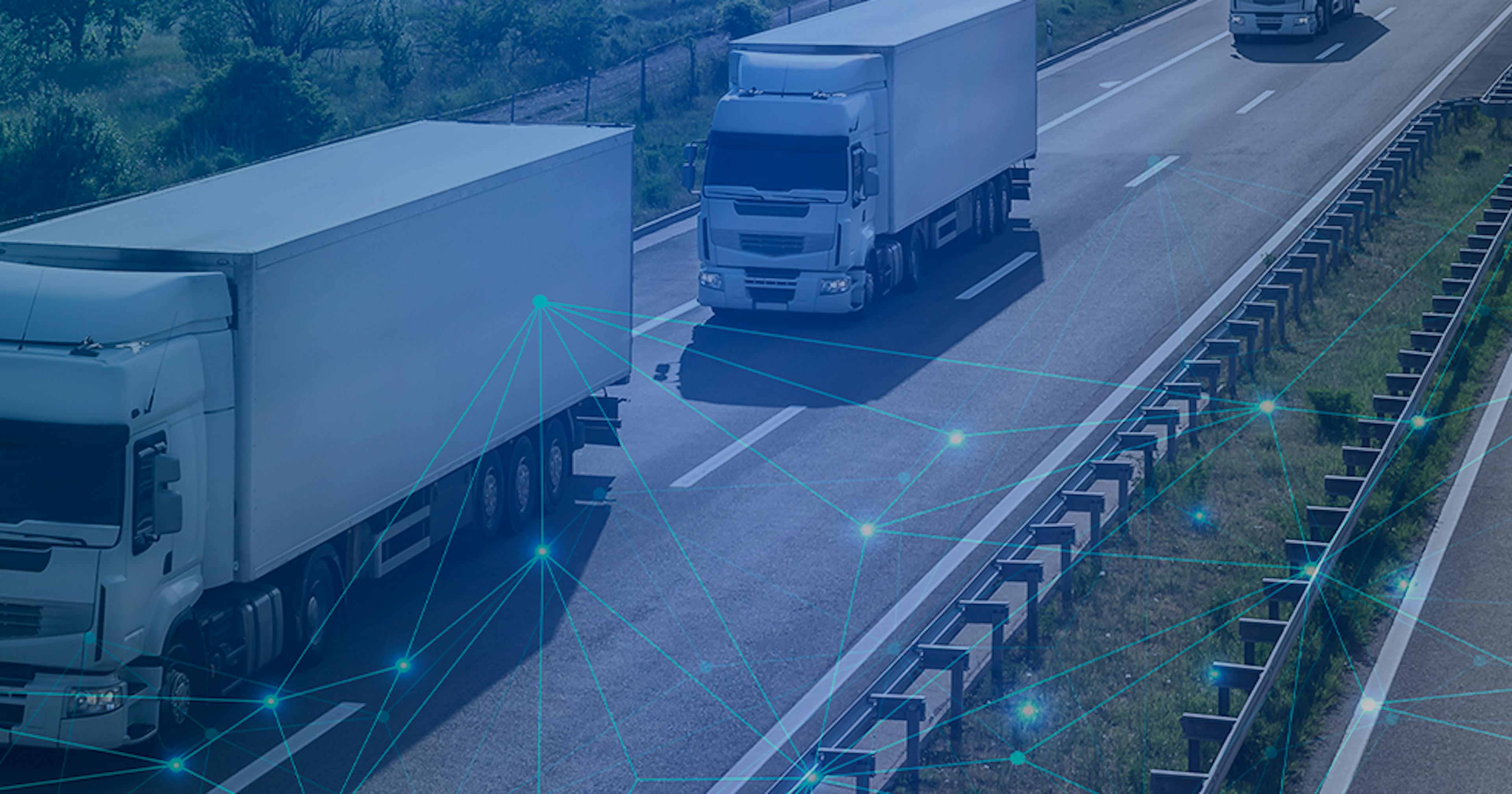 Imagem de três caminhões trafegando em uma rodovia de múltiplas faixas, com elementos gráficos representando conexões digitais e sensores sobre a pista e os veículos.