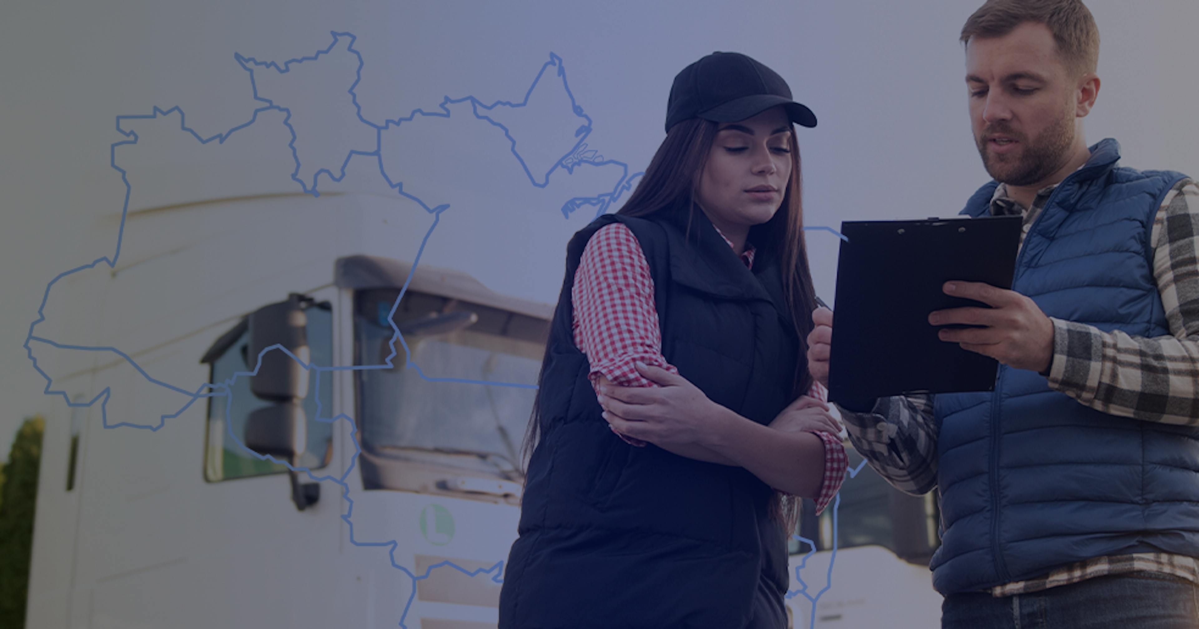 Dois profissionais da área de transporte analisam informações em uma prancheta à frente de um caminhão, com um mapa do Brasil ao fundo representando cobertura nacional.