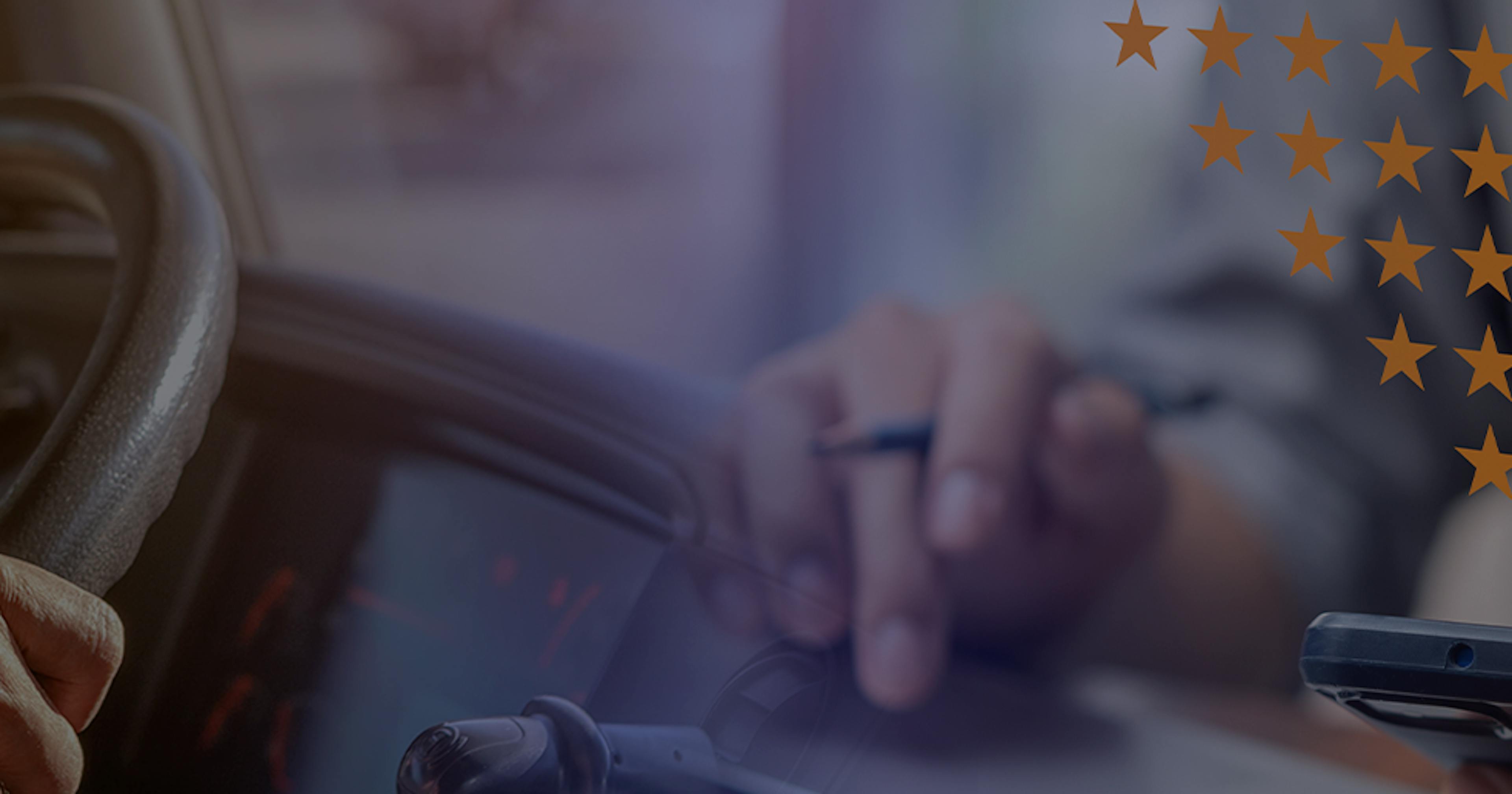 Mãos de um motorista segurando o volante de um caminhão, enquanto no lado direito aparecem ícones digitais de avaliação com estrelas, checklist de motoristas e um selo de premiação dourado, simbolizando ranqueamento e reconhecimento de desempenho.