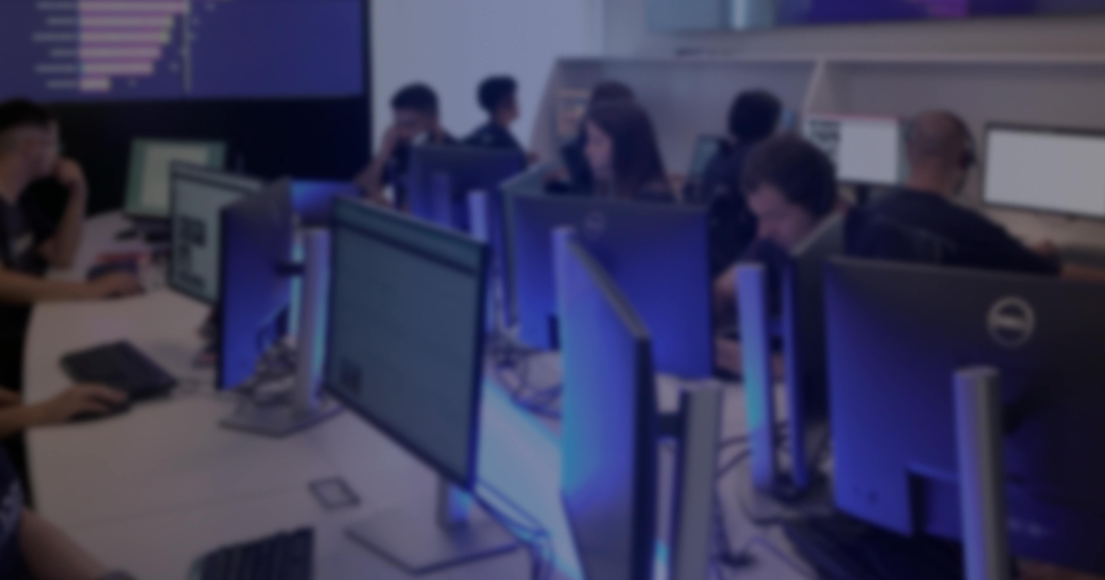 Profissionais monitorando operações em tempo real na Torre de Controle da Argus Solutions, em um ambiente tecnológico com várias telas e gráficos de desempenho.