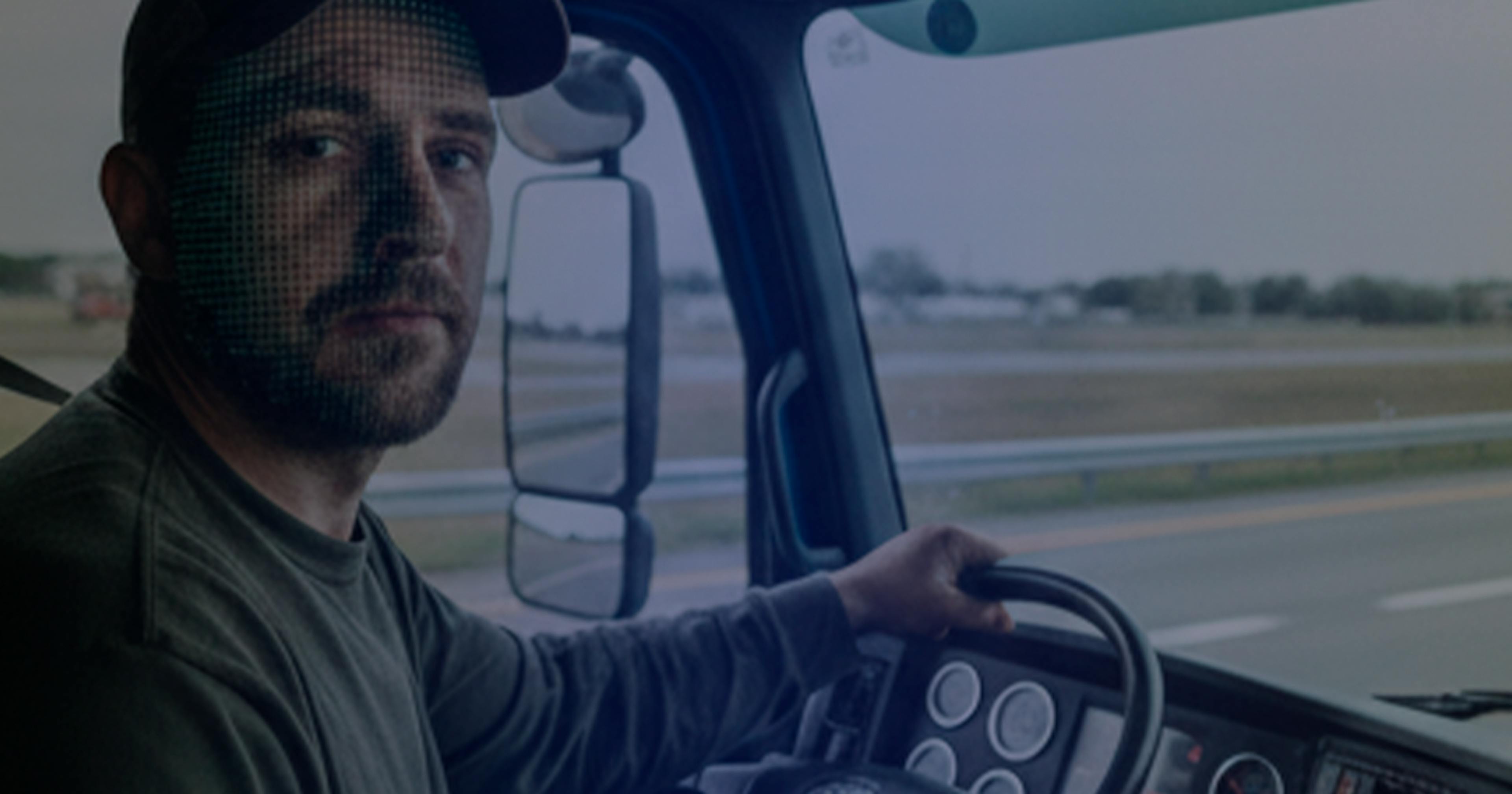 Motorista de caminhão em rodovia, ilustrando prevenção de fadiga e modelo preditivo na gestão de frotas.