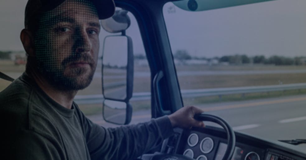 Motorista de caminhão em rodovia, ilustrando prevenção de fadiga e modelo preditivo na gestão de frotas.