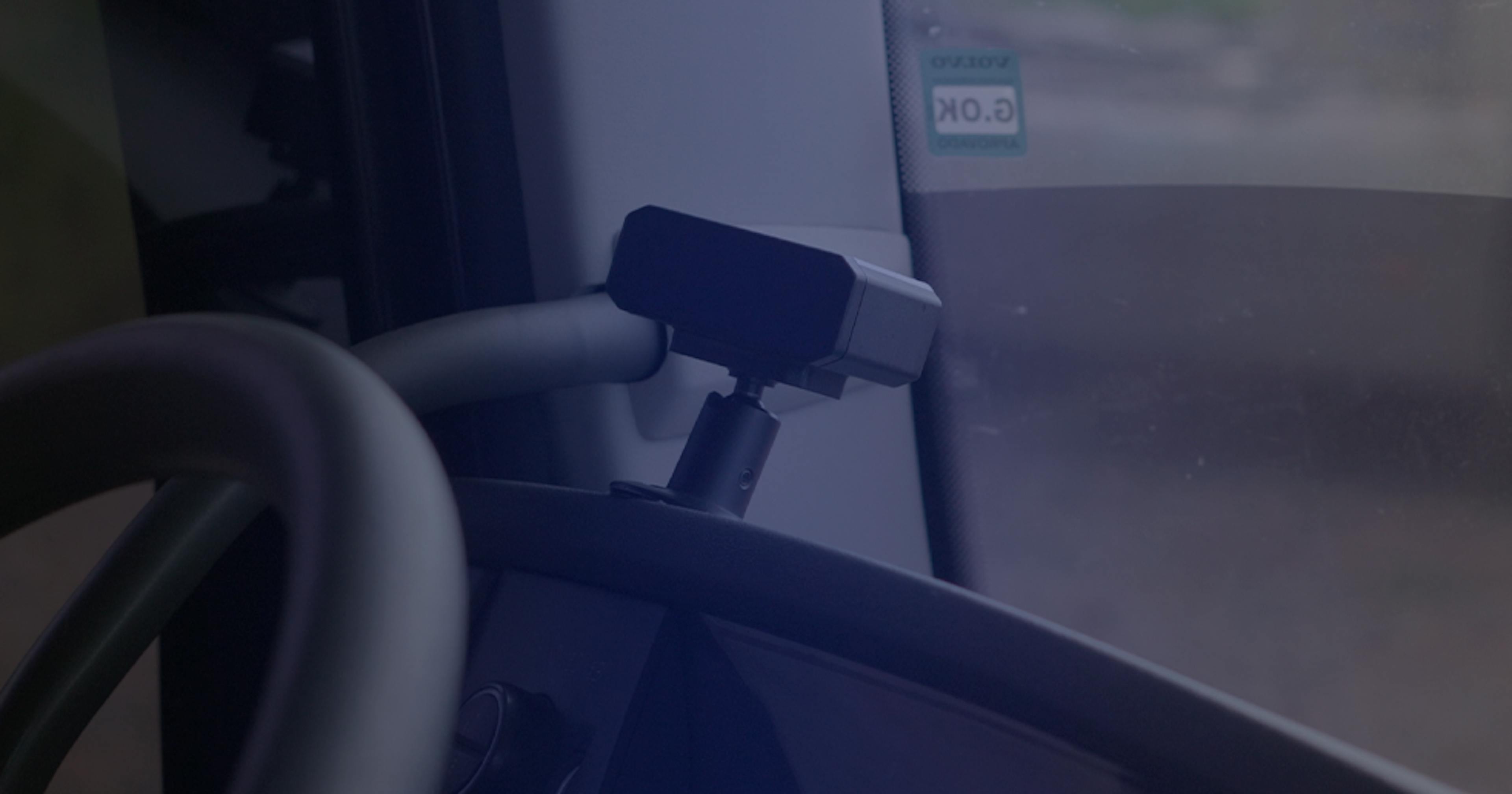 Dispositivo de videotelemetria na cabine de caminhão para análise comportamental e modelo preditivo no transporte.