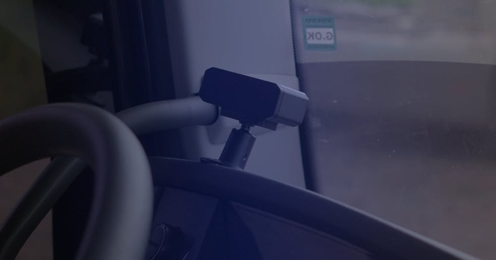 Dispositivo de videotelemetria na cabine de caminhão para análise comportamental e modelo preditivo no transporte.