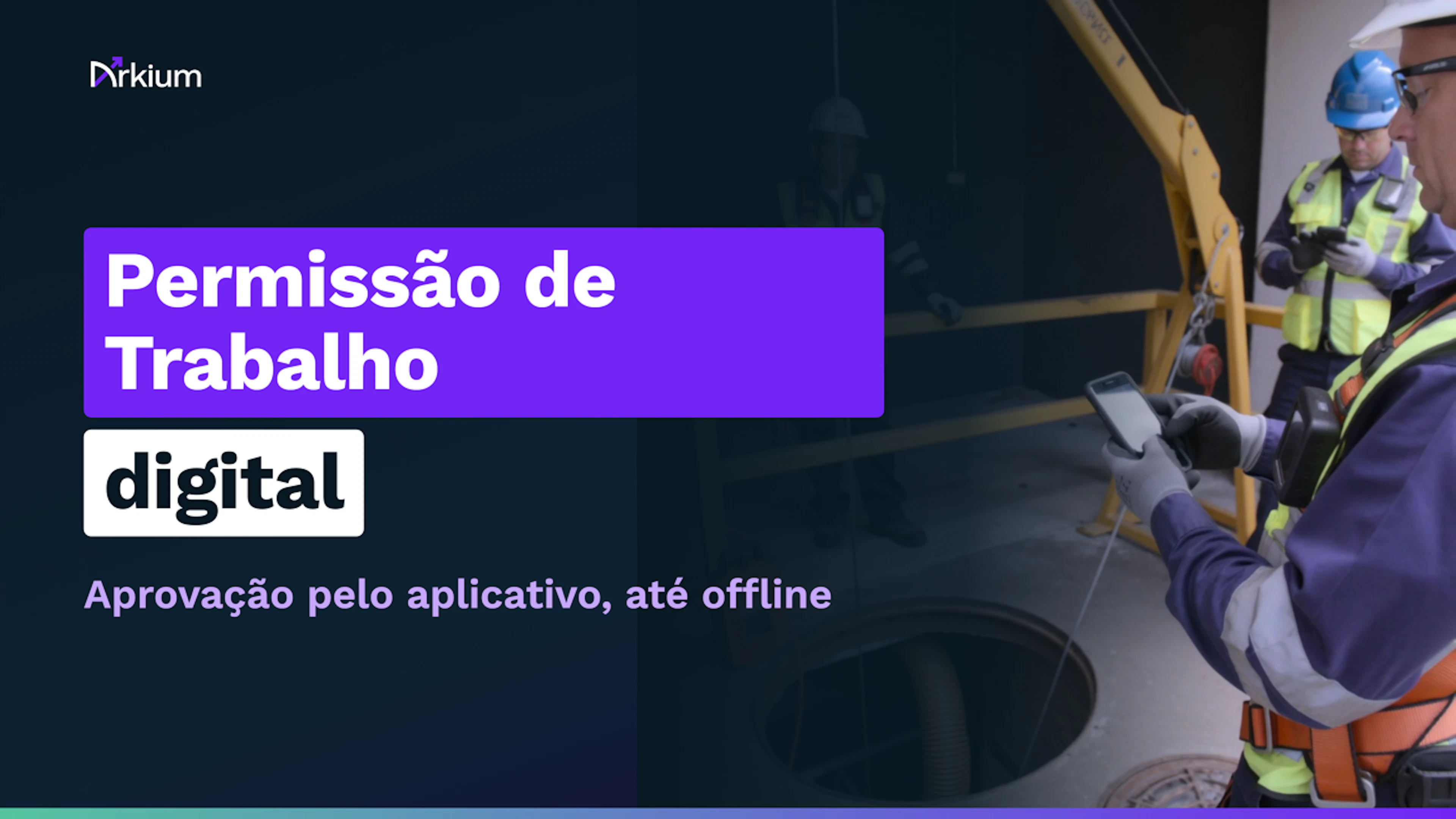 Supervisor de capacete e colete confere a Permissão de Trabalho no celular ao lado da boca de visita, capa do vídeo da Arkium sobre Permissão de Trabalho digital