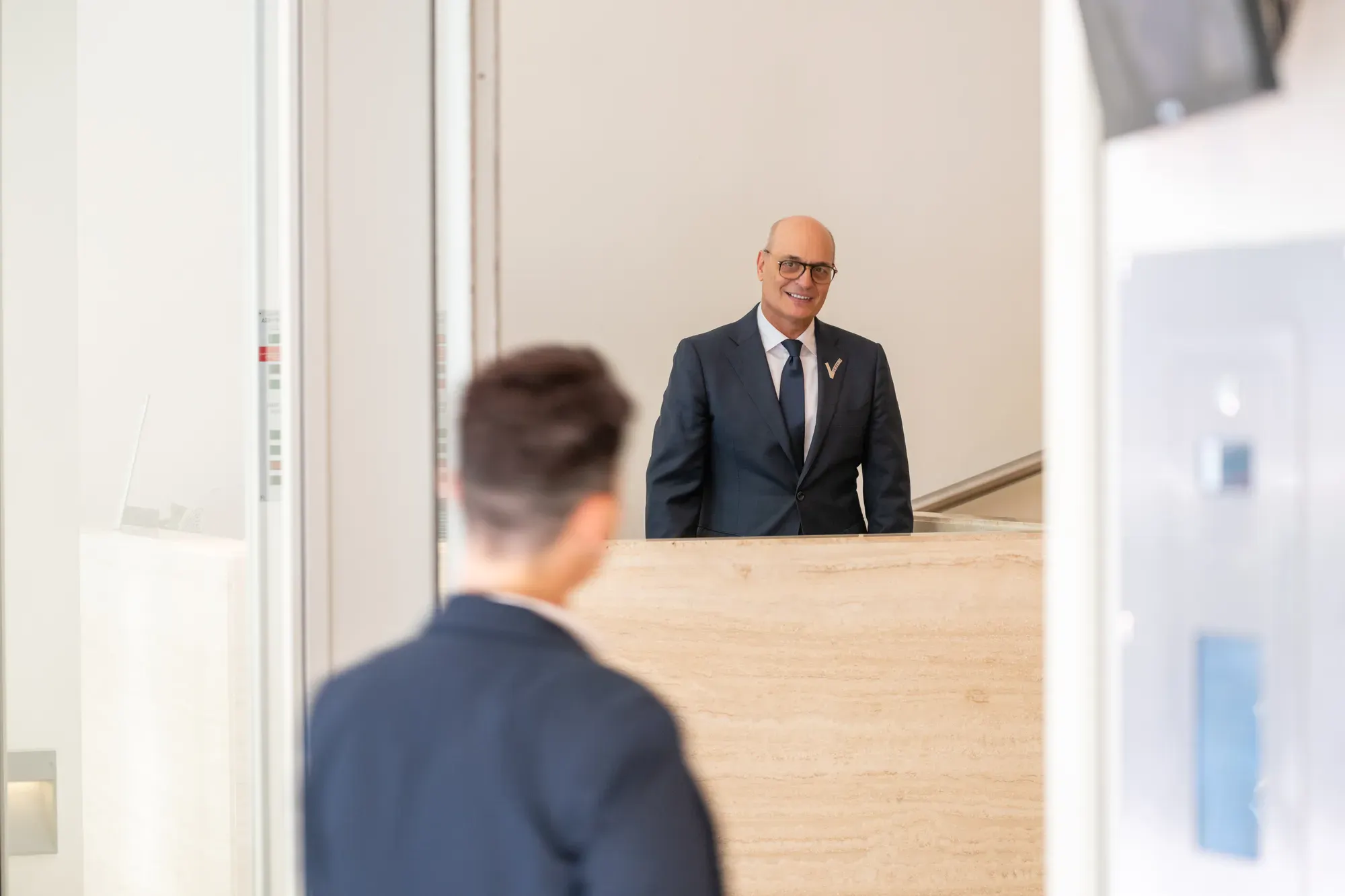 Man in ontvangst, netjes gekleed