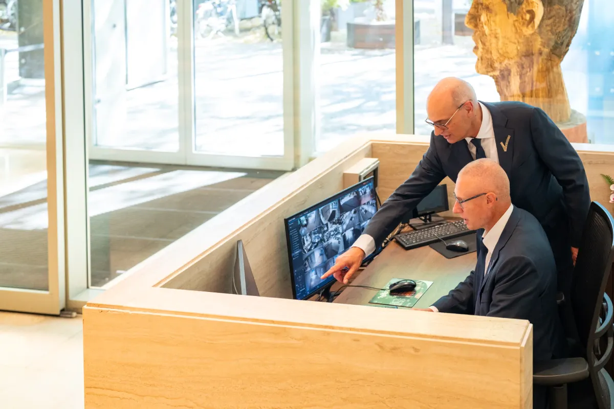 Twee mannen achter een computer